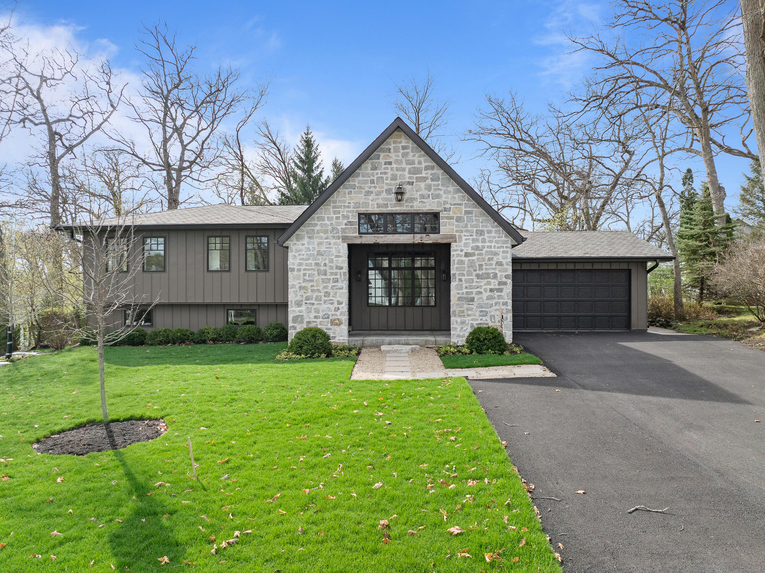 853 Sauganash Dr