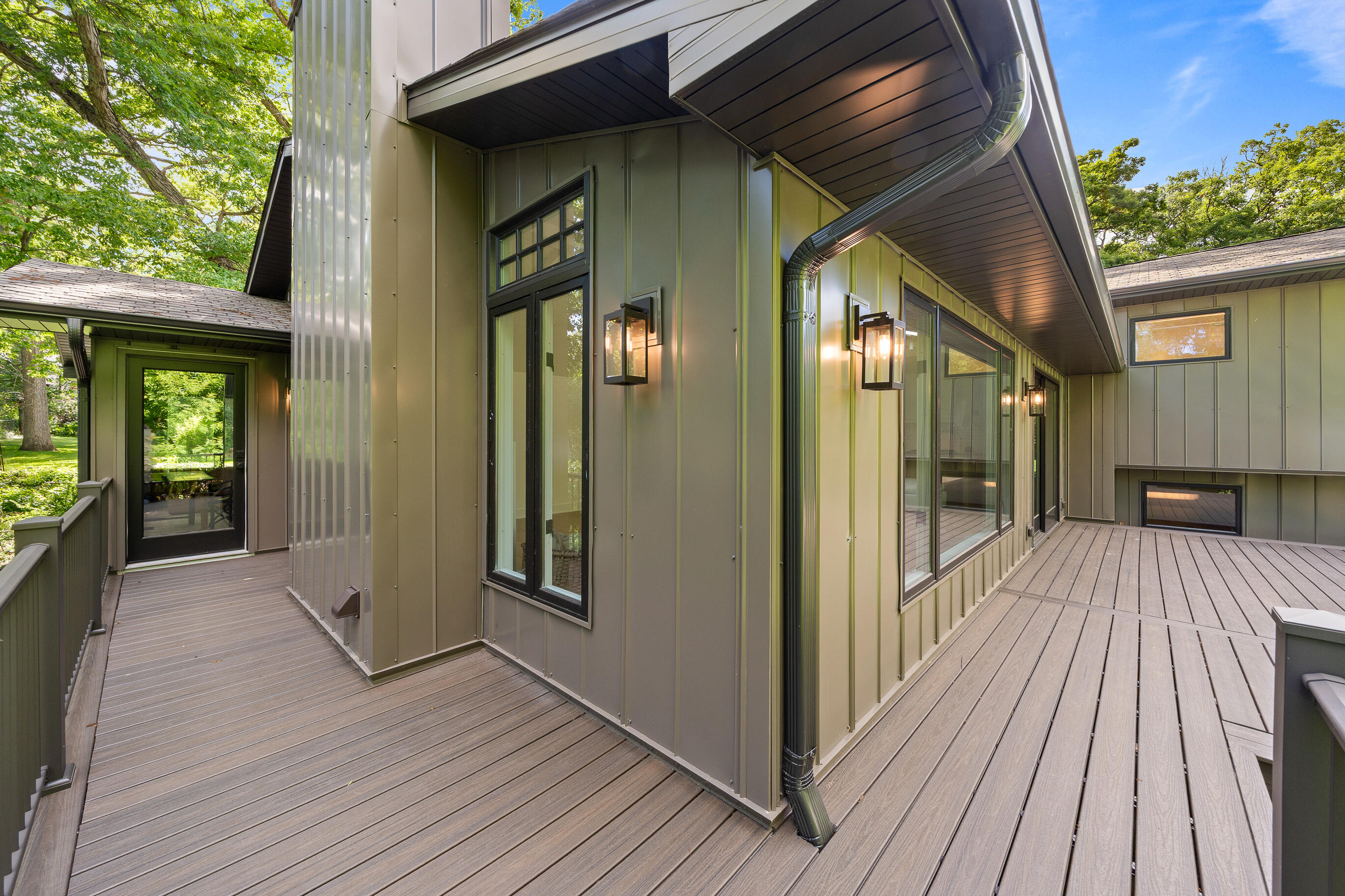 853 Sauganash Dr