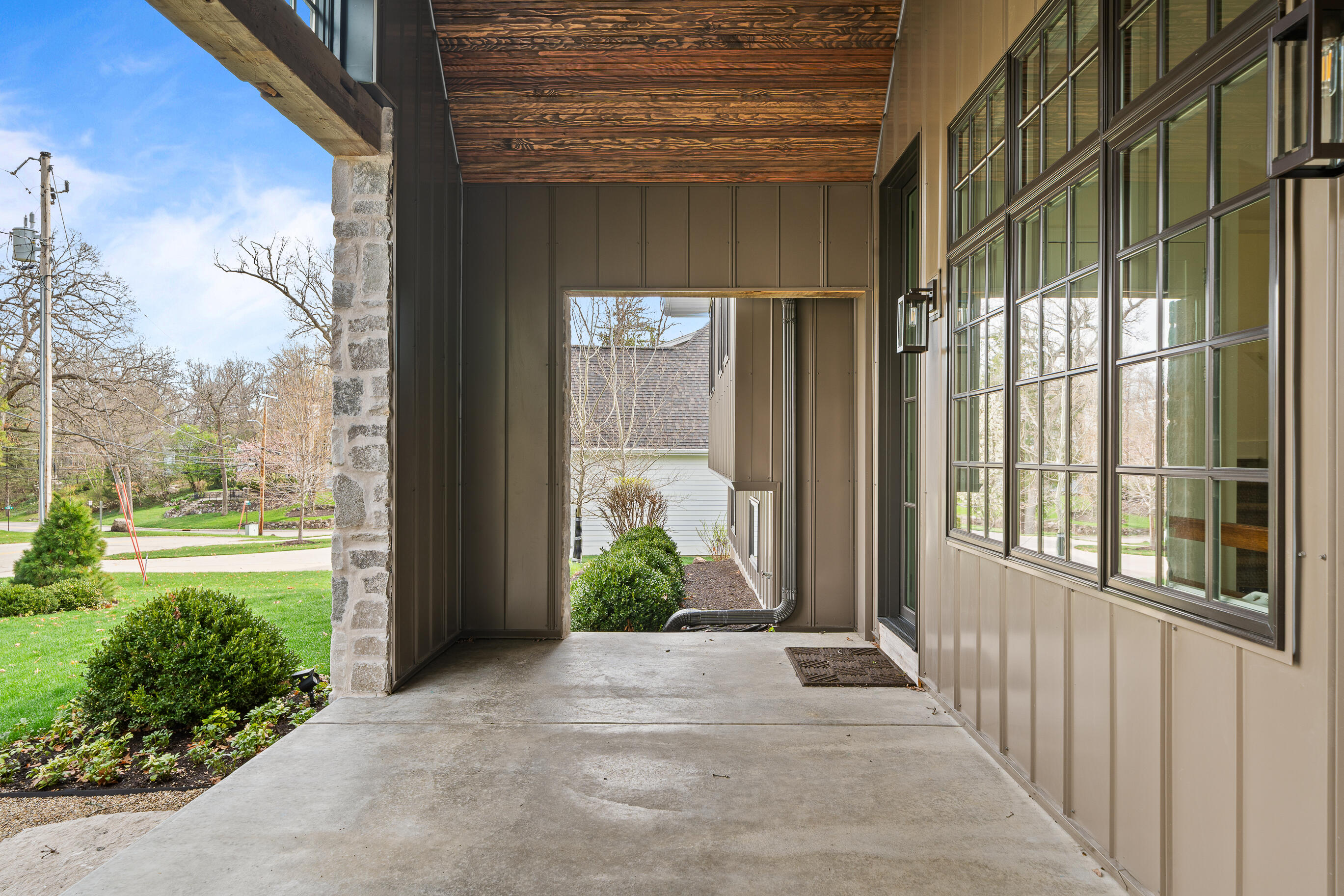 853 Sauganash Dr