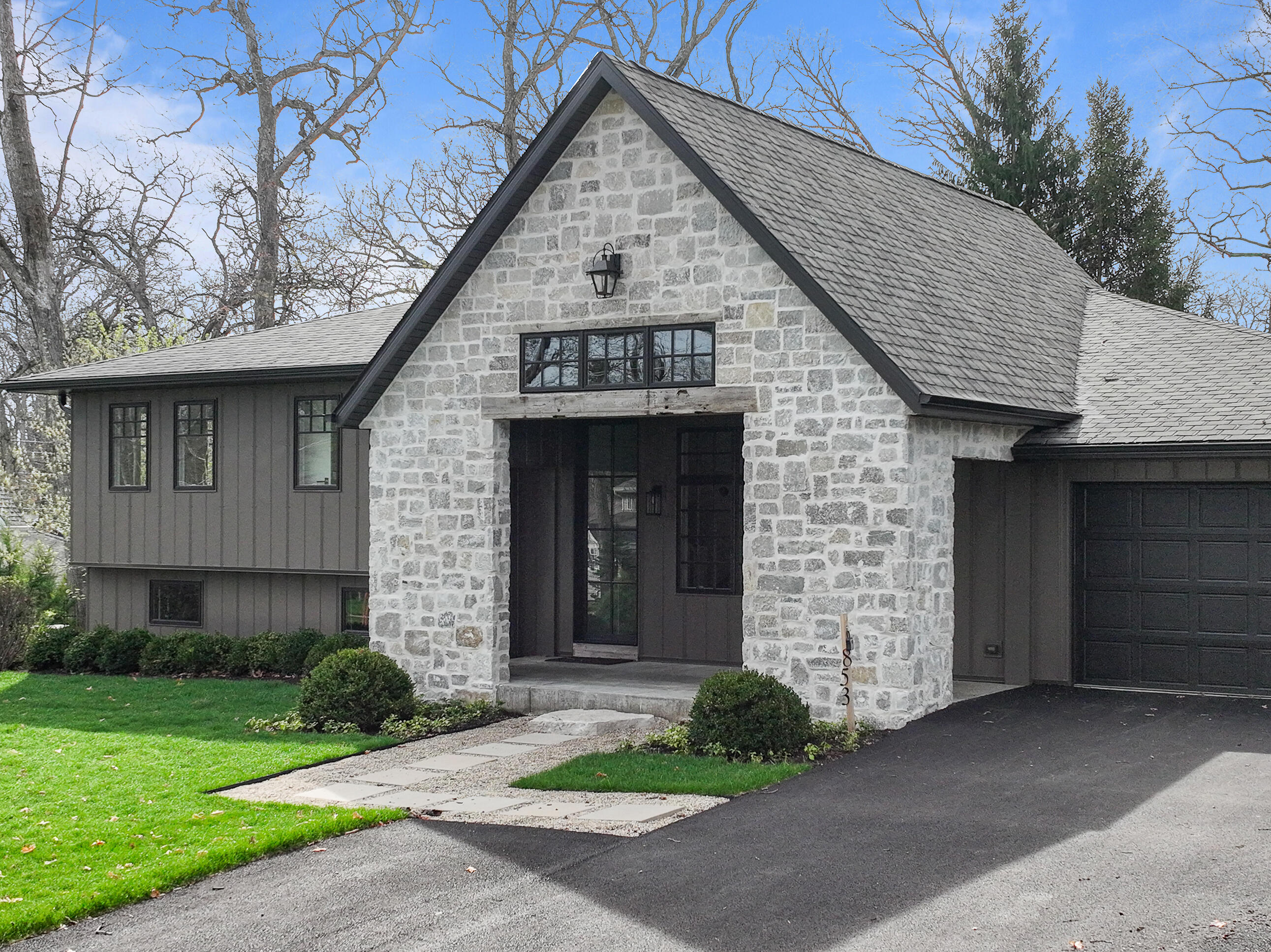853 Sauganash Dr