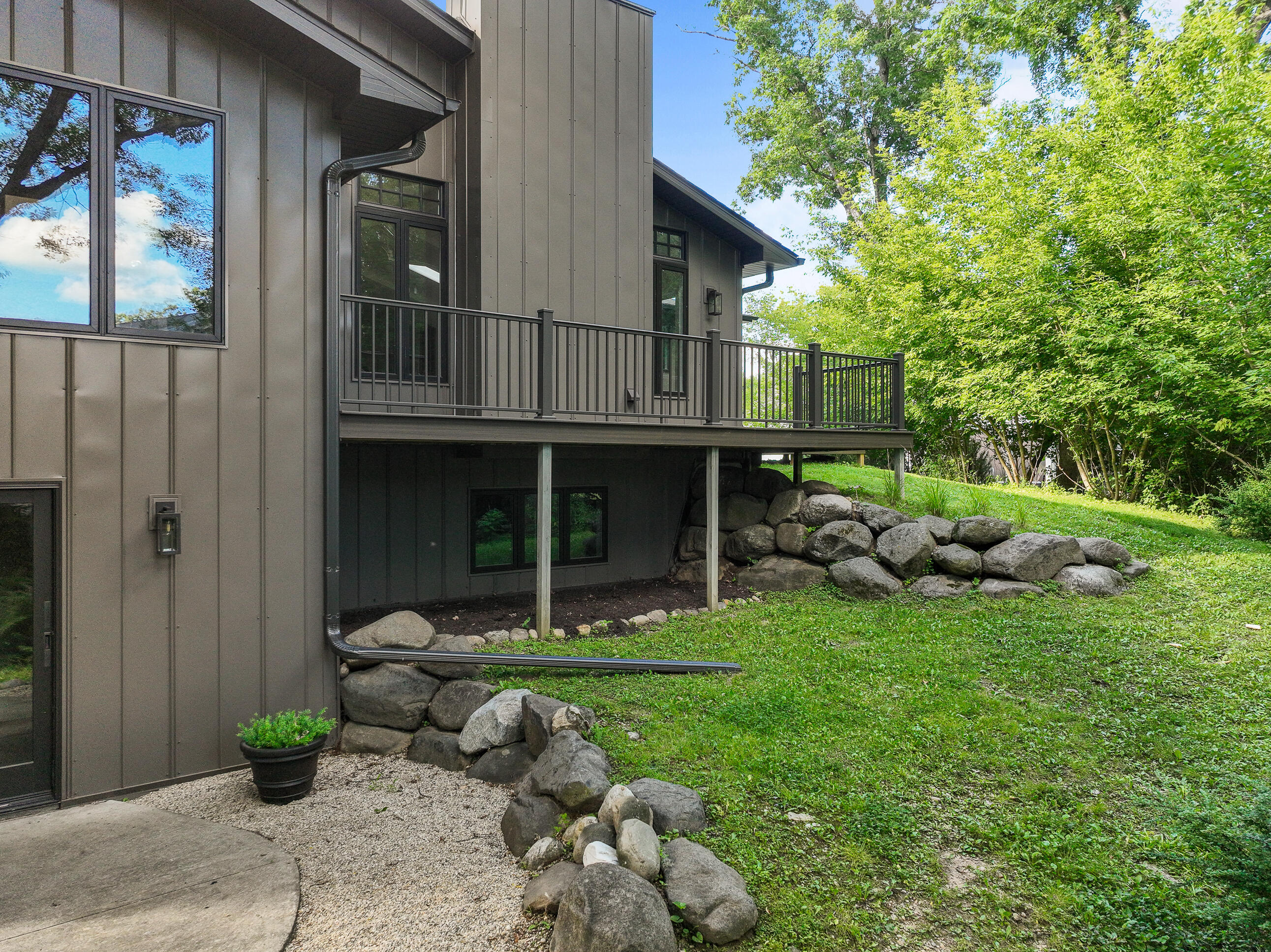 853 Sauganash Dr