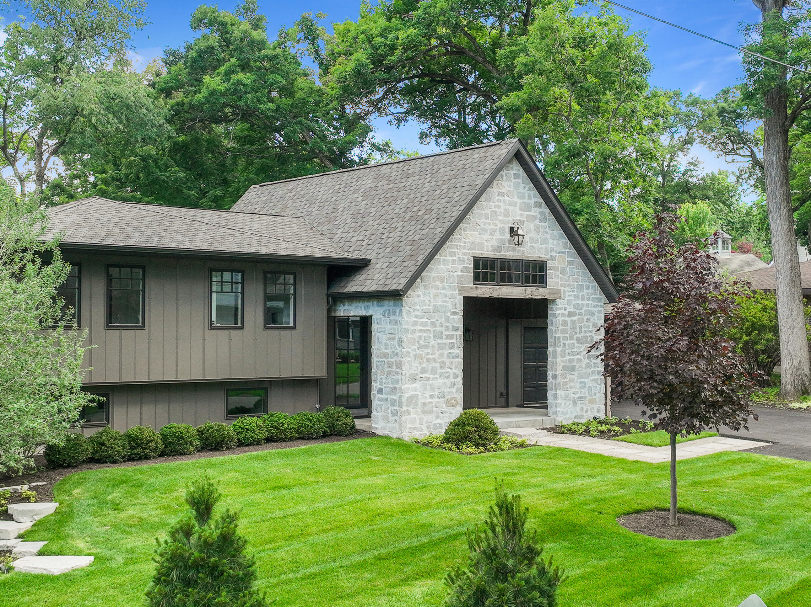 853 Sauganash Dr