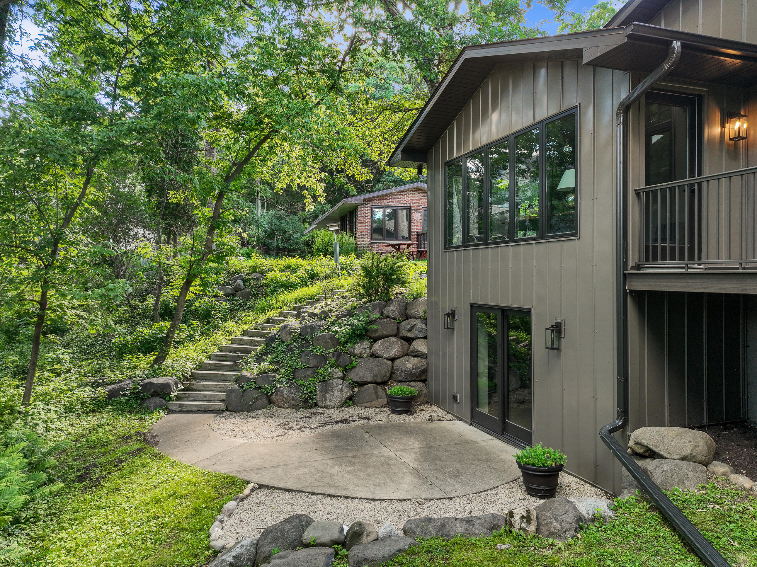 853 Sauganash Dr