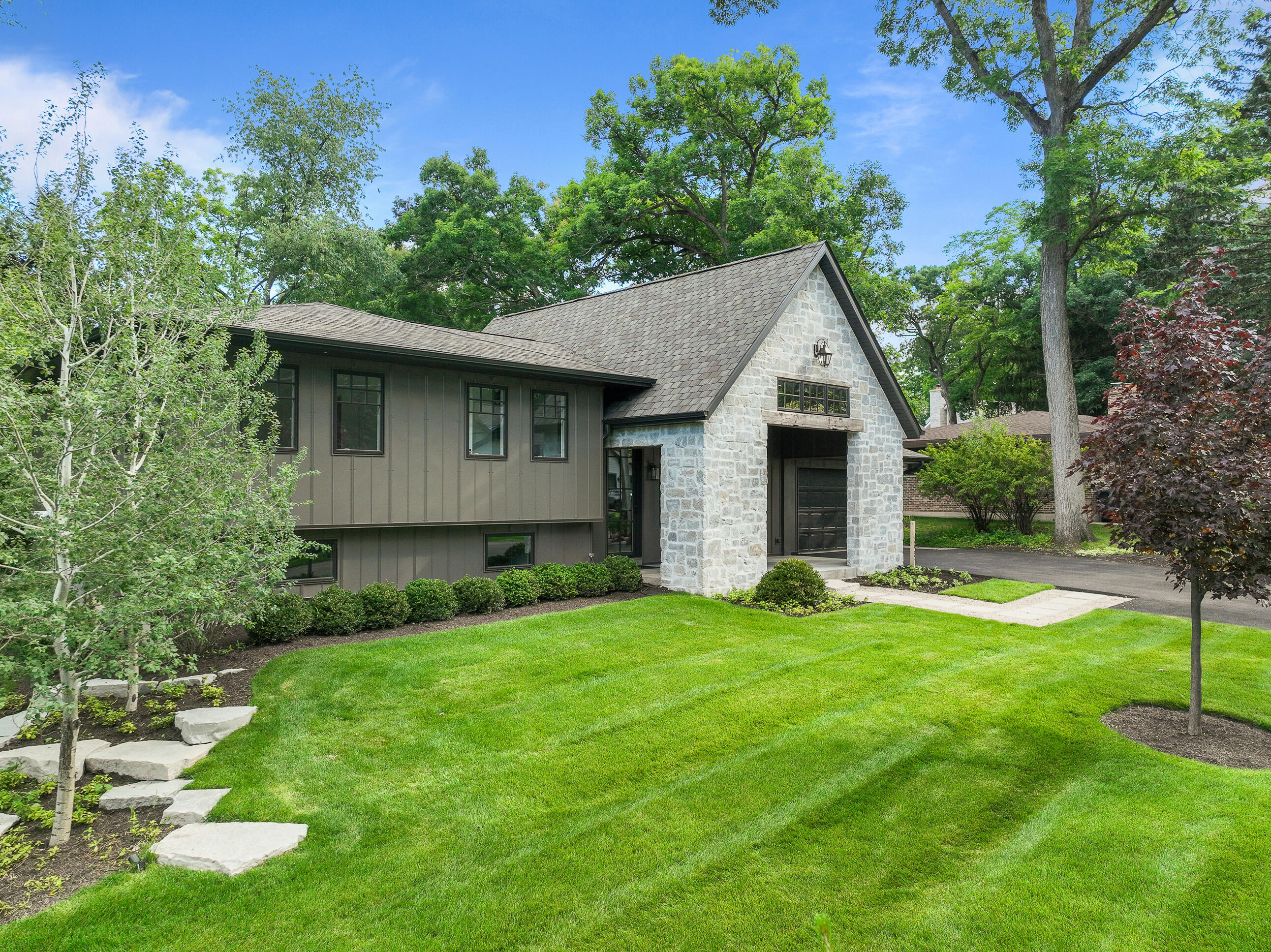 853 Sauganash Dr