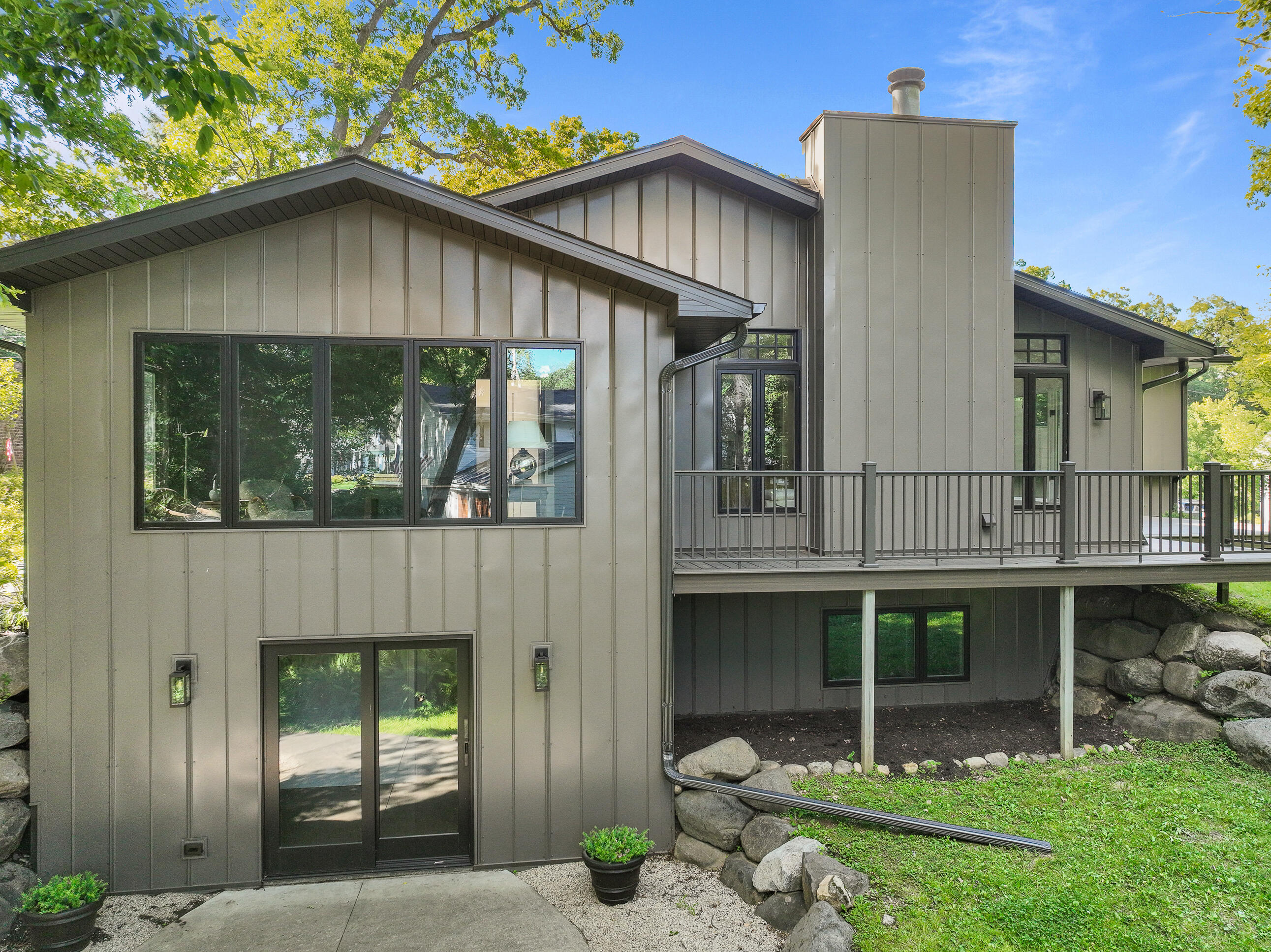 853 Sauganash Dr
