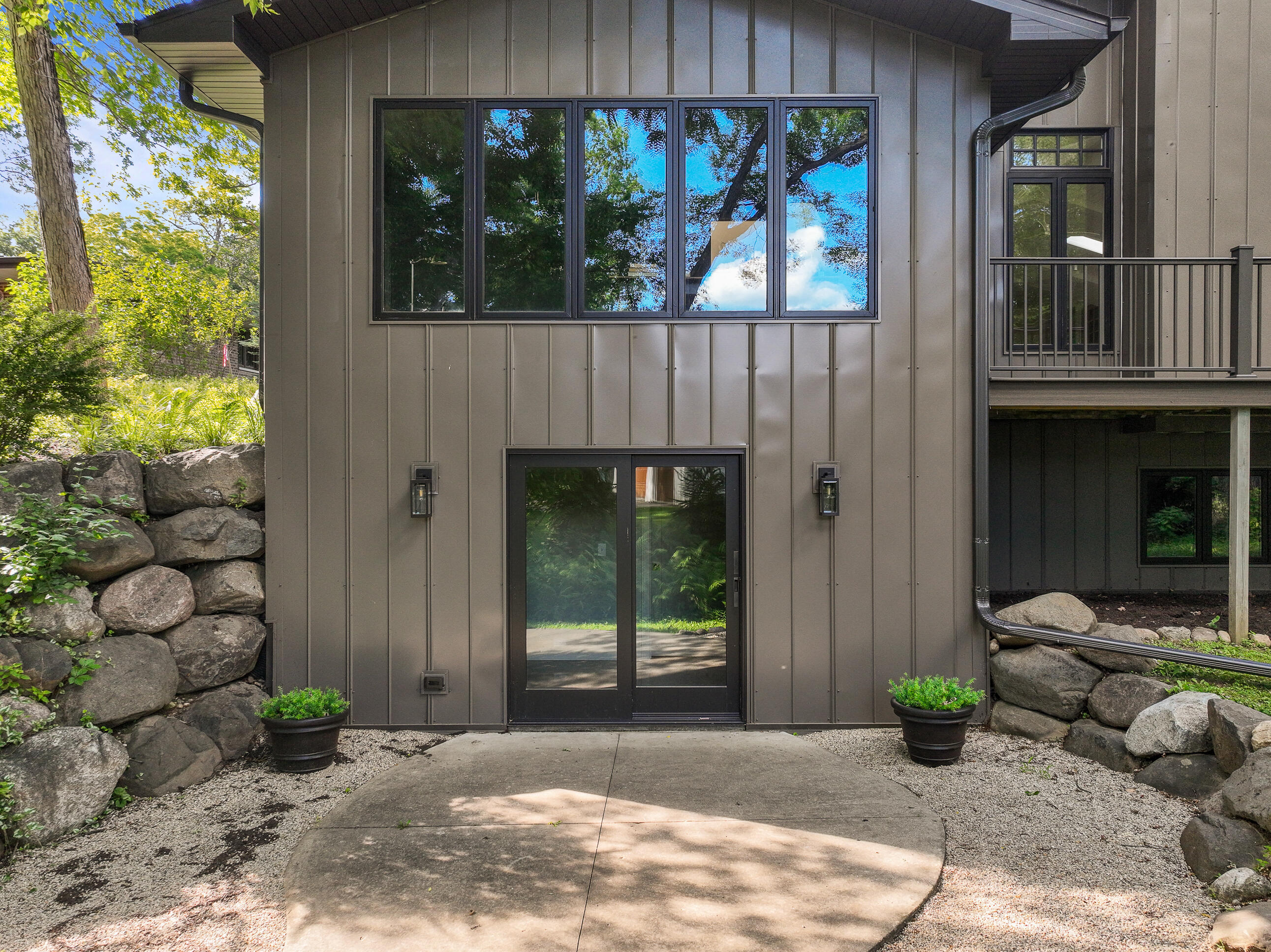 853 Sauganash Dr