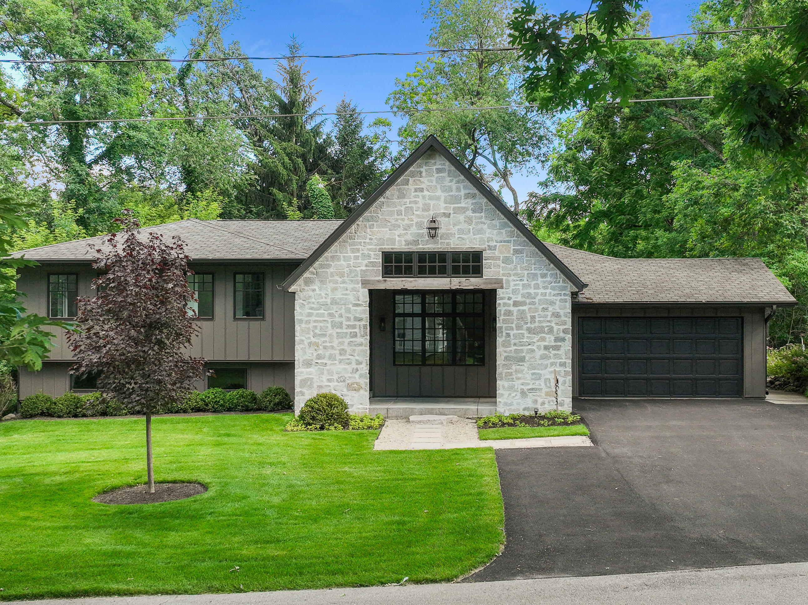 853 Sauganash Dr