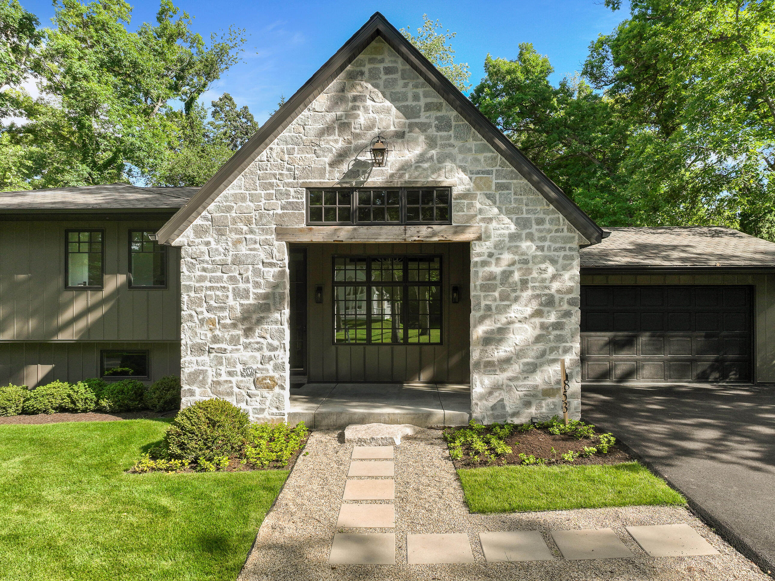 853 Sauganash Dr
