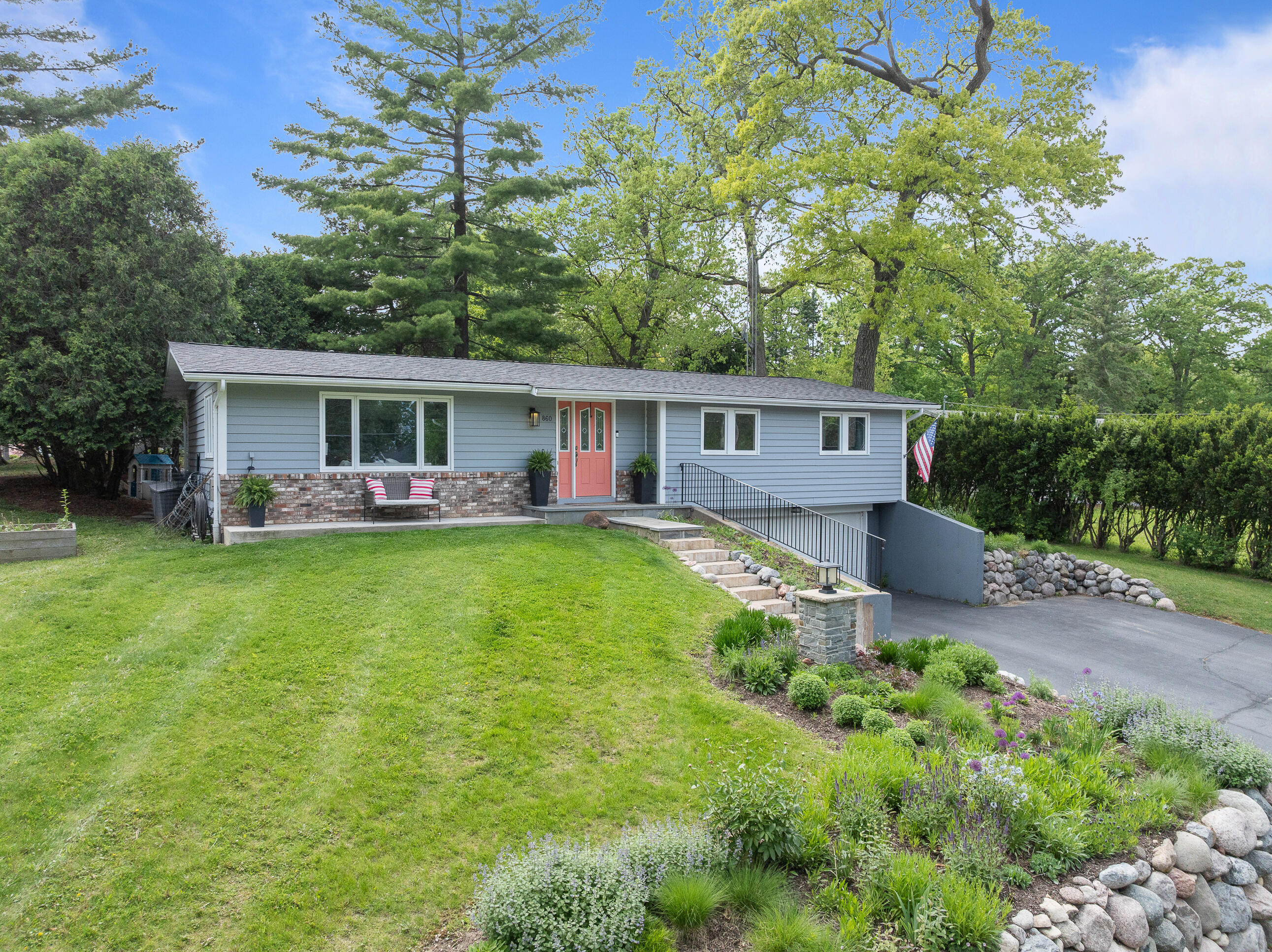 860 Trails End Dr