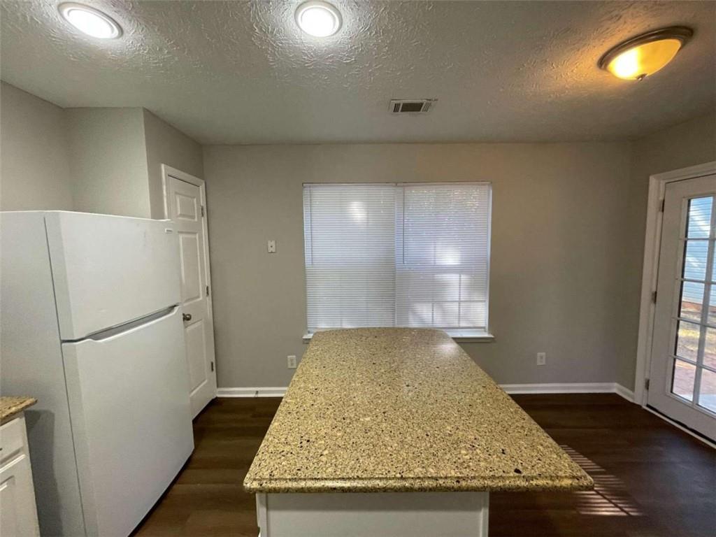 945 Lakeside Circle