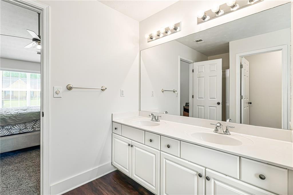 2586 Abbotts Glen Drive NW