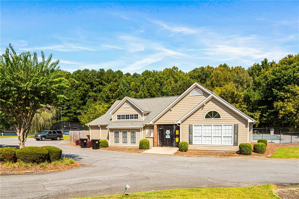 2586 Abbotts Glen Drive NW