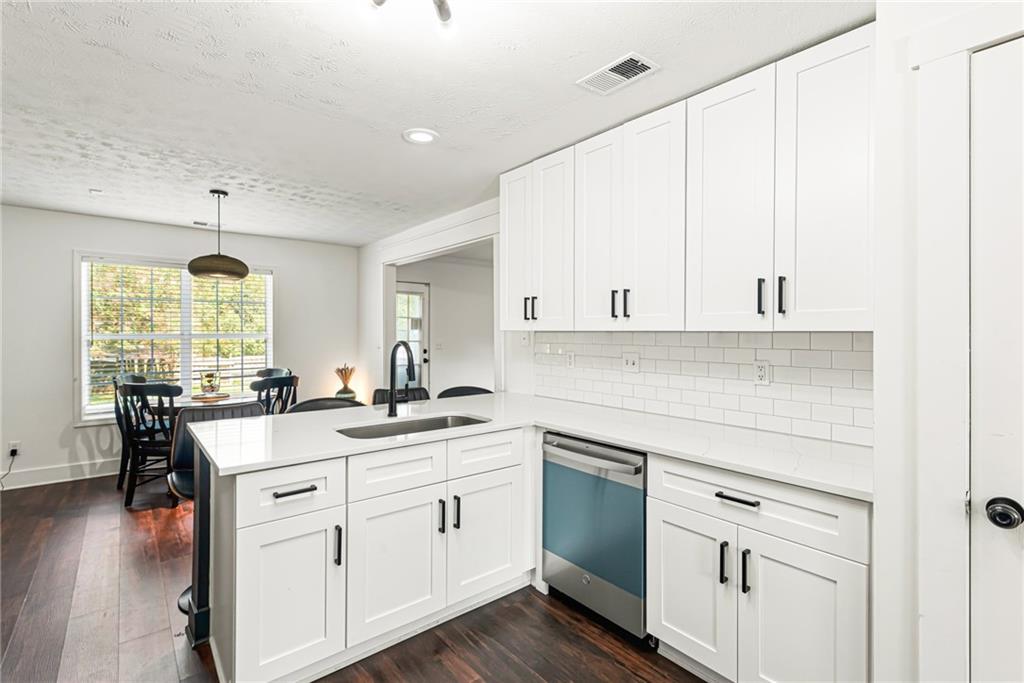 2586 Abbotts Glen Drive NW