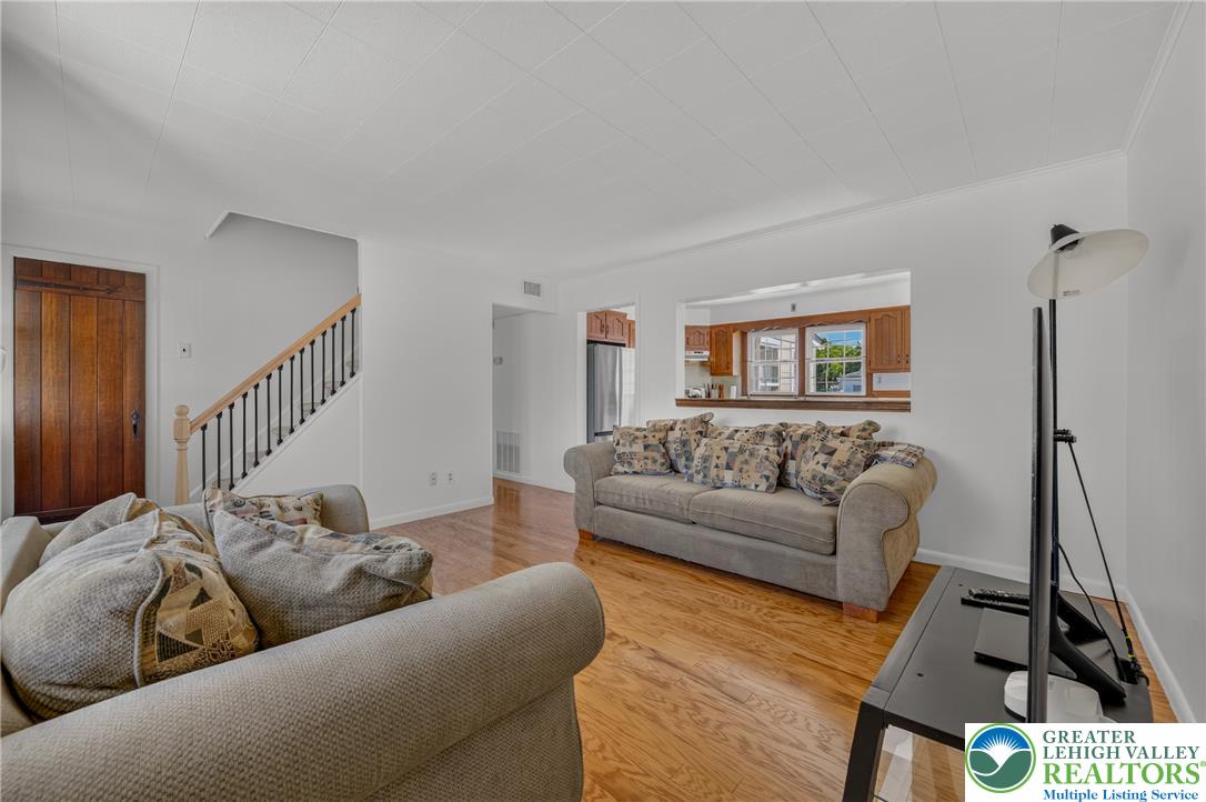 1933 Eastman Avenue