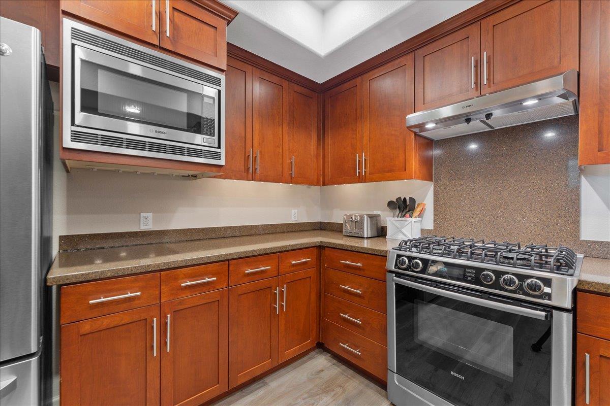 912 Campisi WAY 215