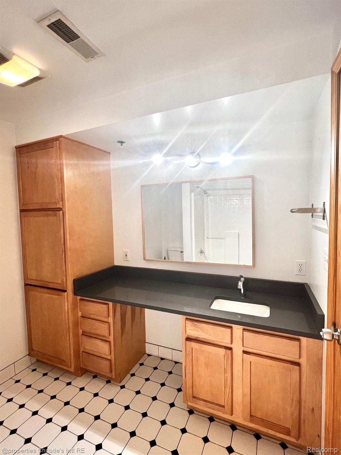 3434 RUSSELL Street Unit: 27-207