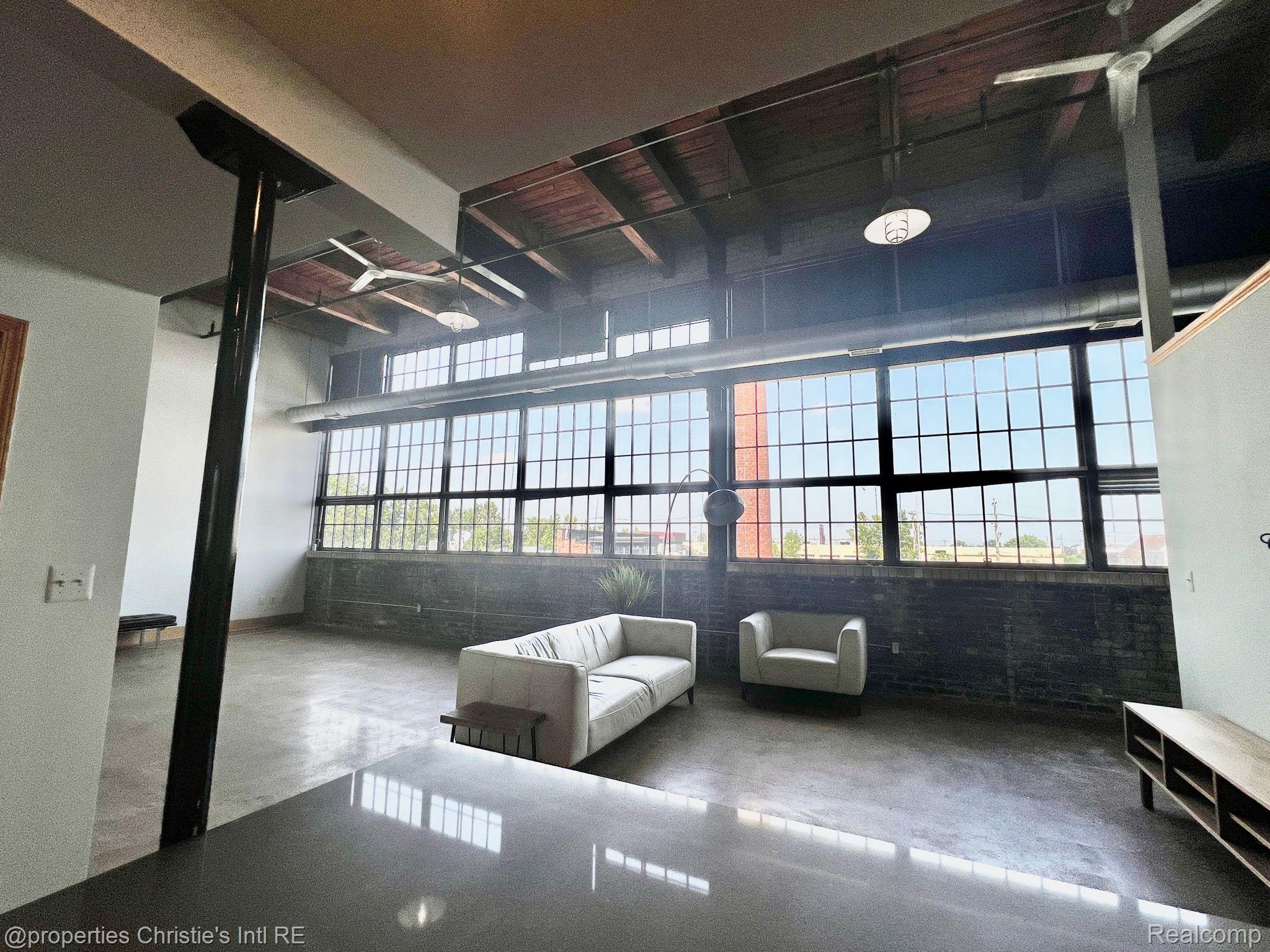 3434 RUSSELL Street Unit: 27-207