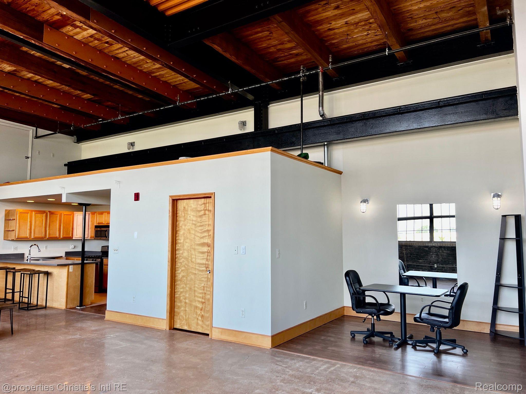 3434 RUSSELL Street Unit: 27-207