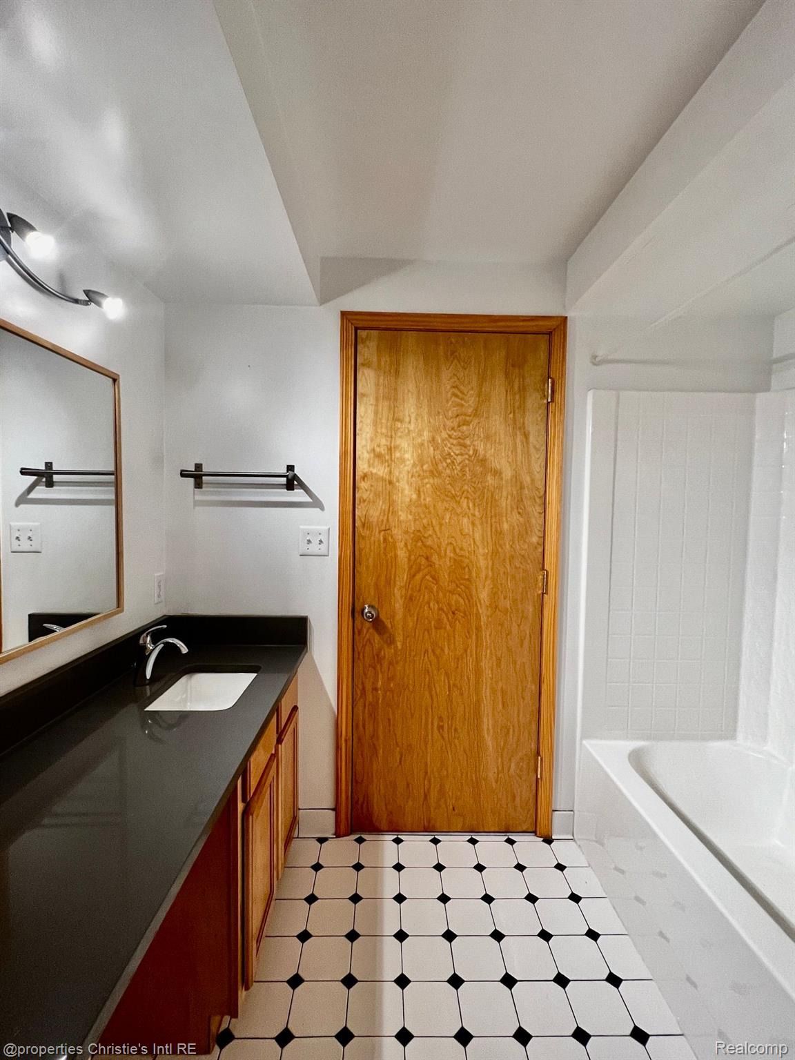 3434 RUSSELL Street Unit: 27-207