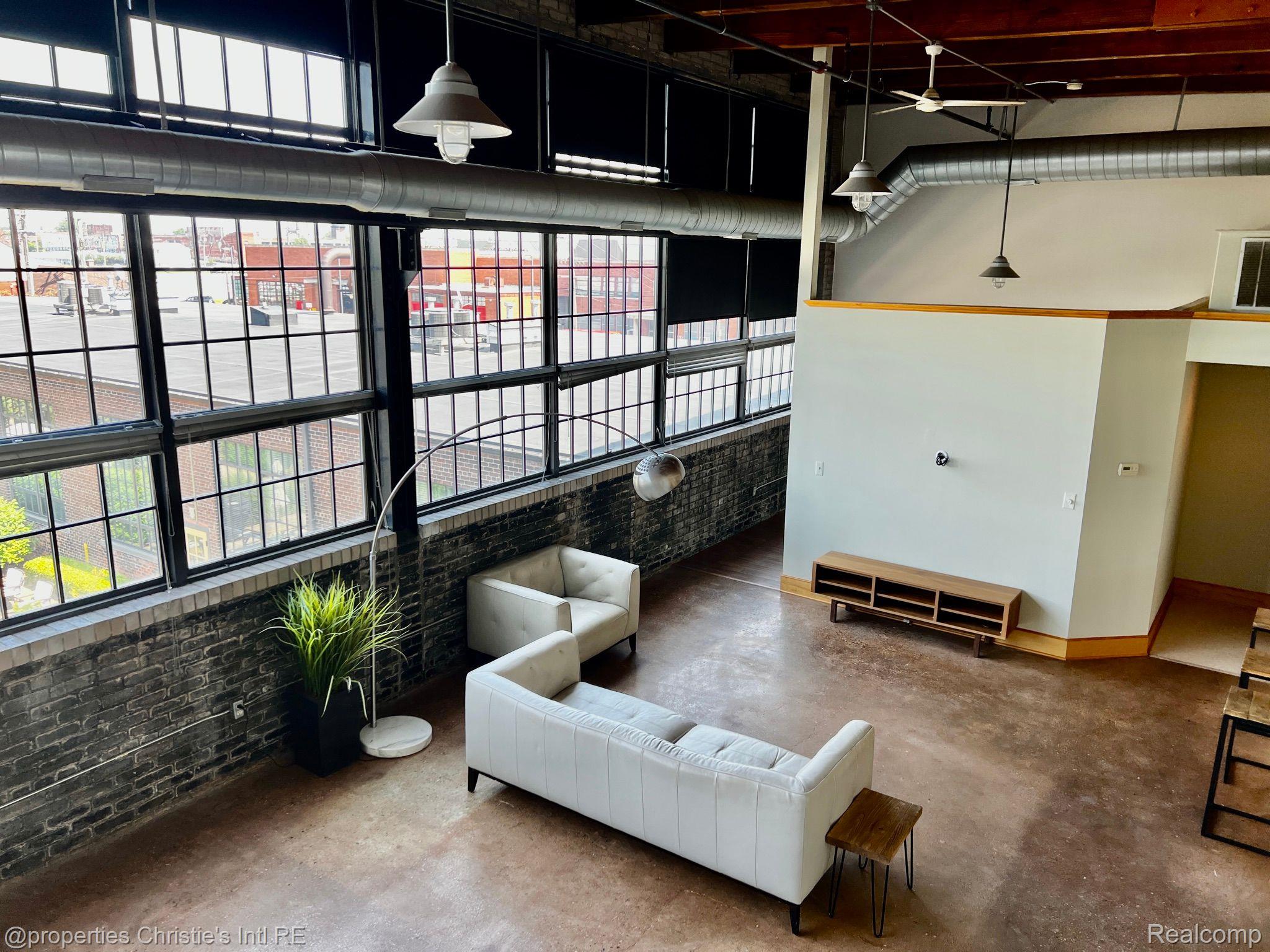 3434 RUSSELL Street Unit: 27-207