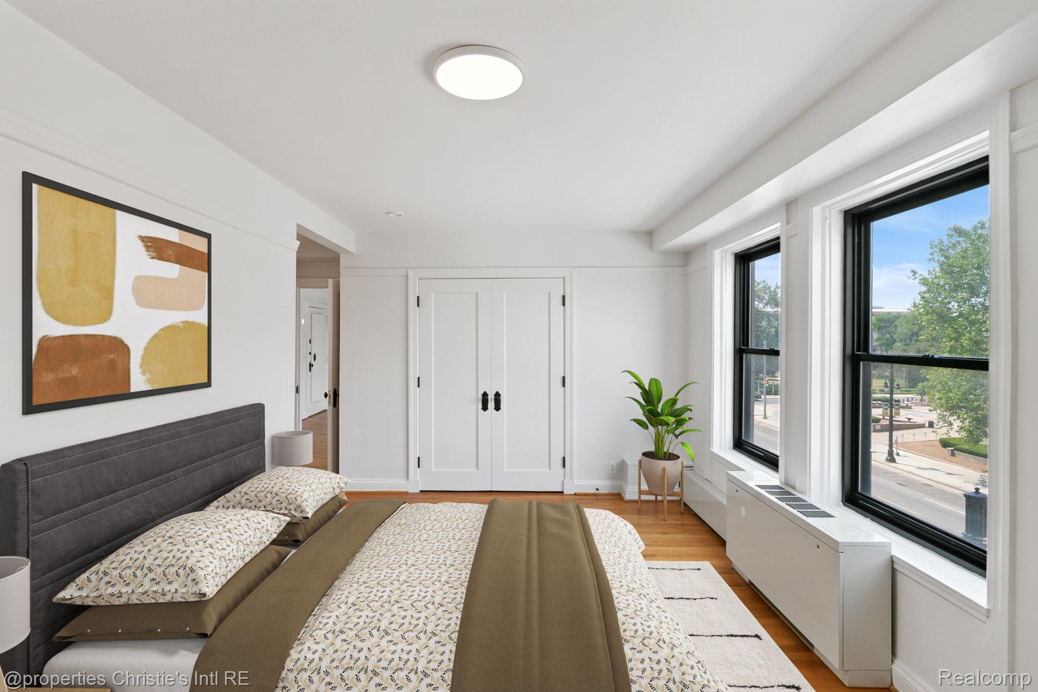 15 E KIRBY St Unit: 321