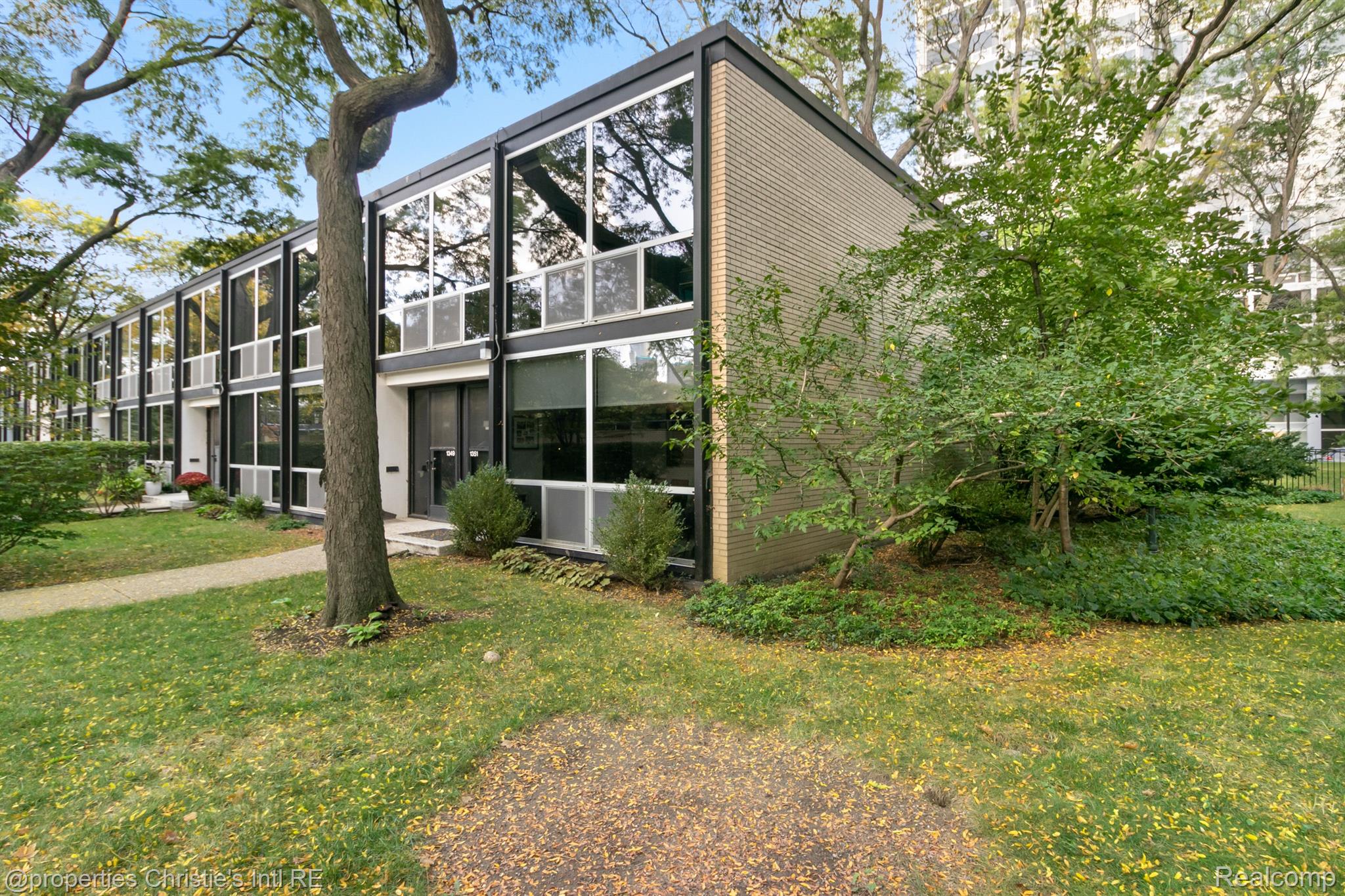 1351  Nicolet Place