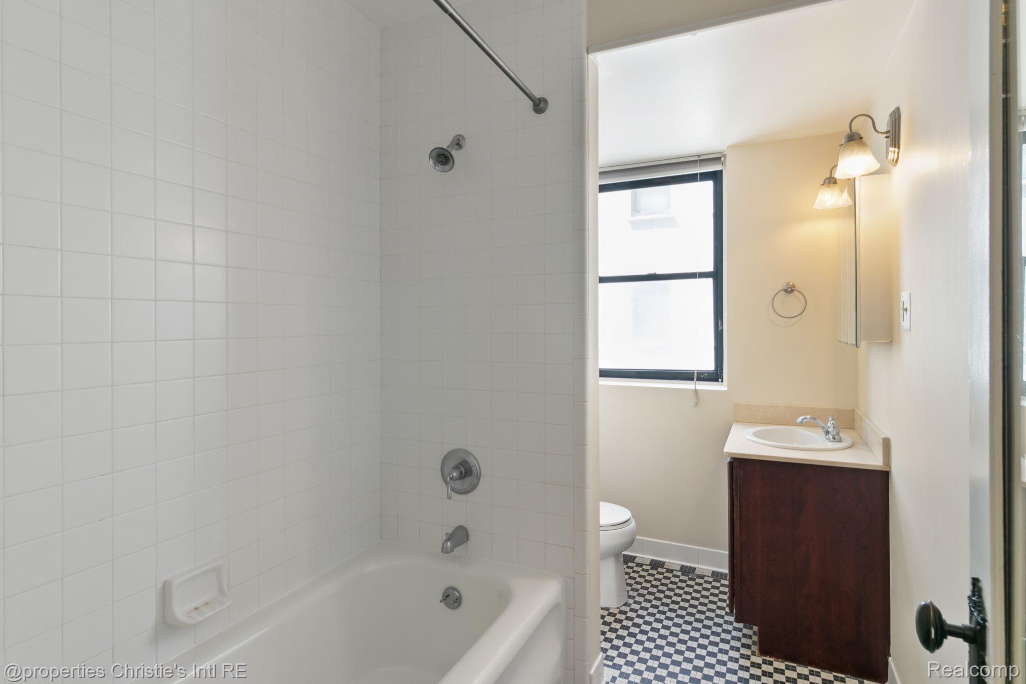 15 E KIRBY Street 811