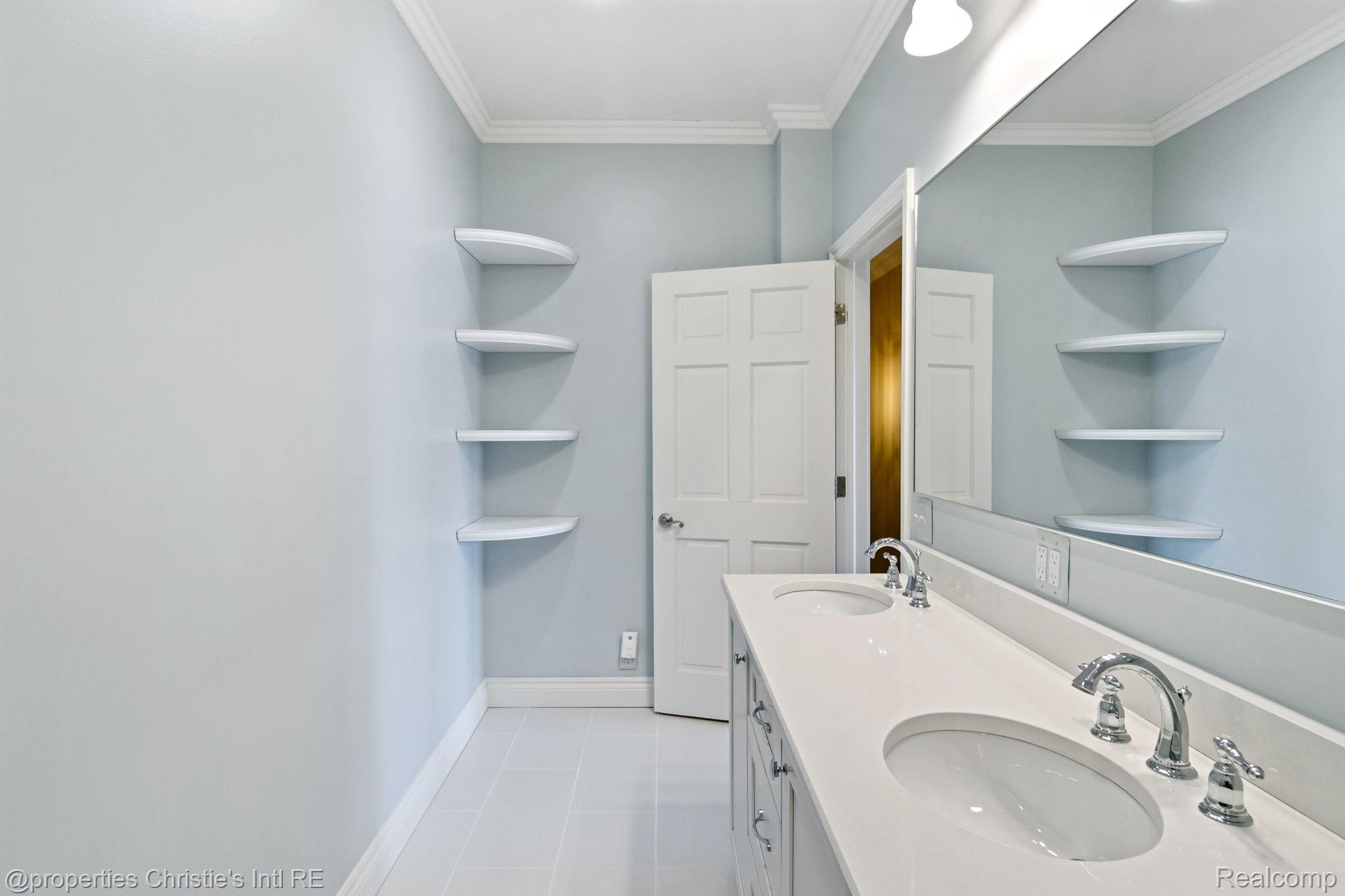434 W ALEXANDRINE Street 207