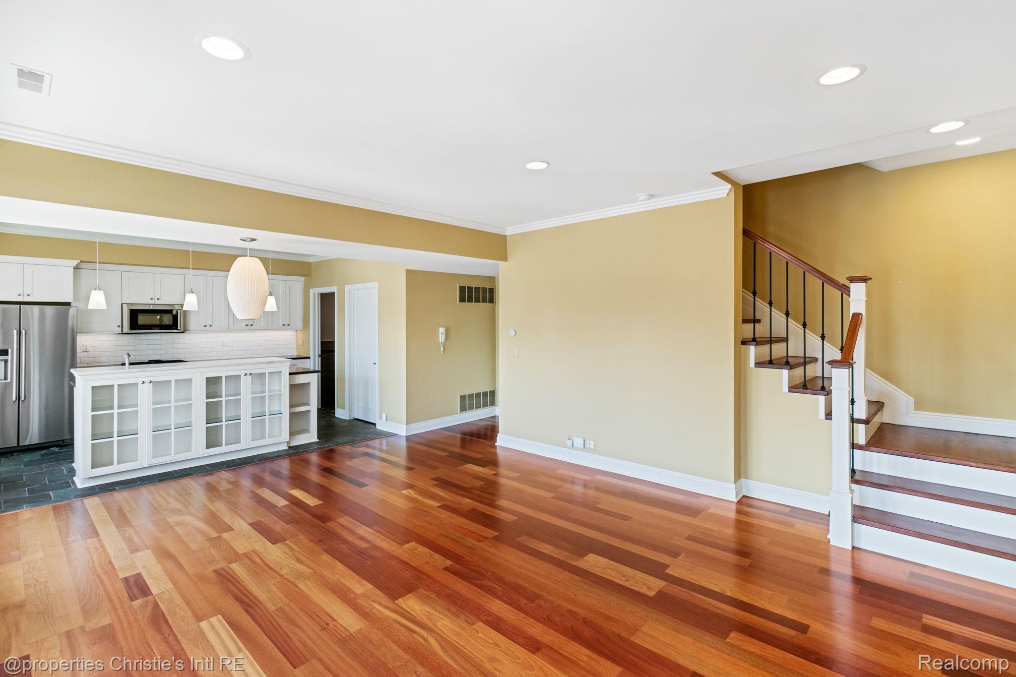 434 W ALEXANDRINE Street 207