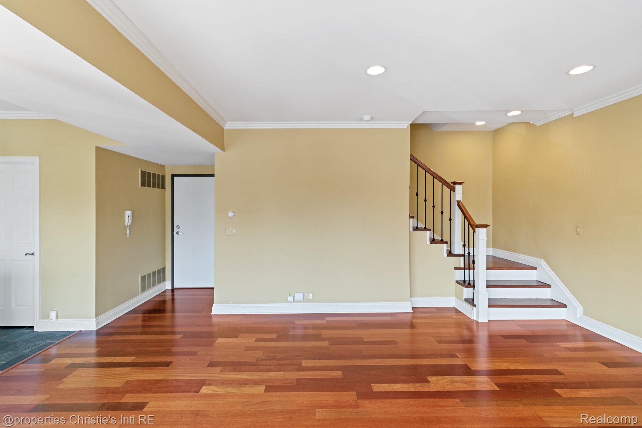 434 W ALEXANDRINE Street 207