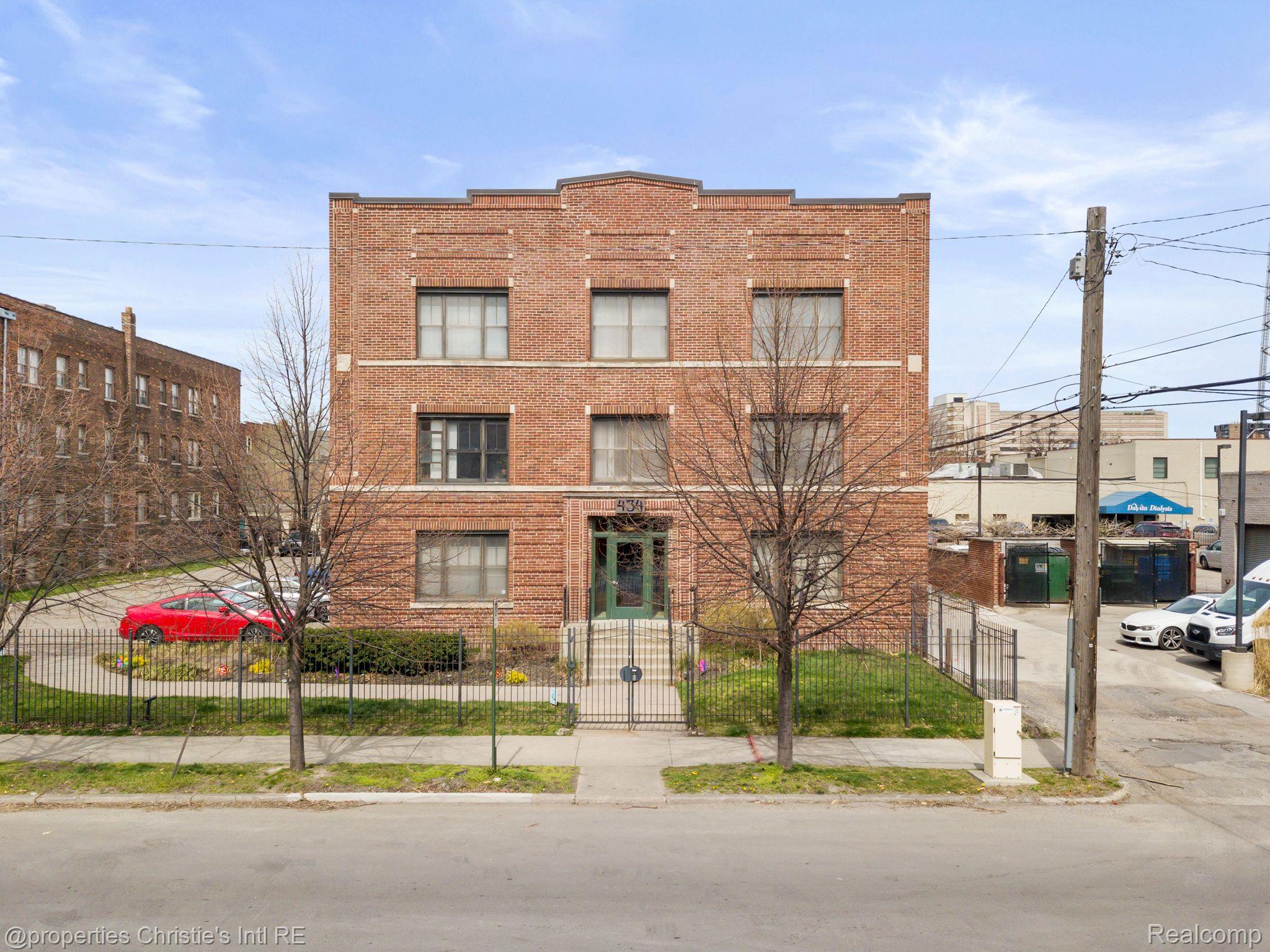 434 W ALEXANDRINE Street 207