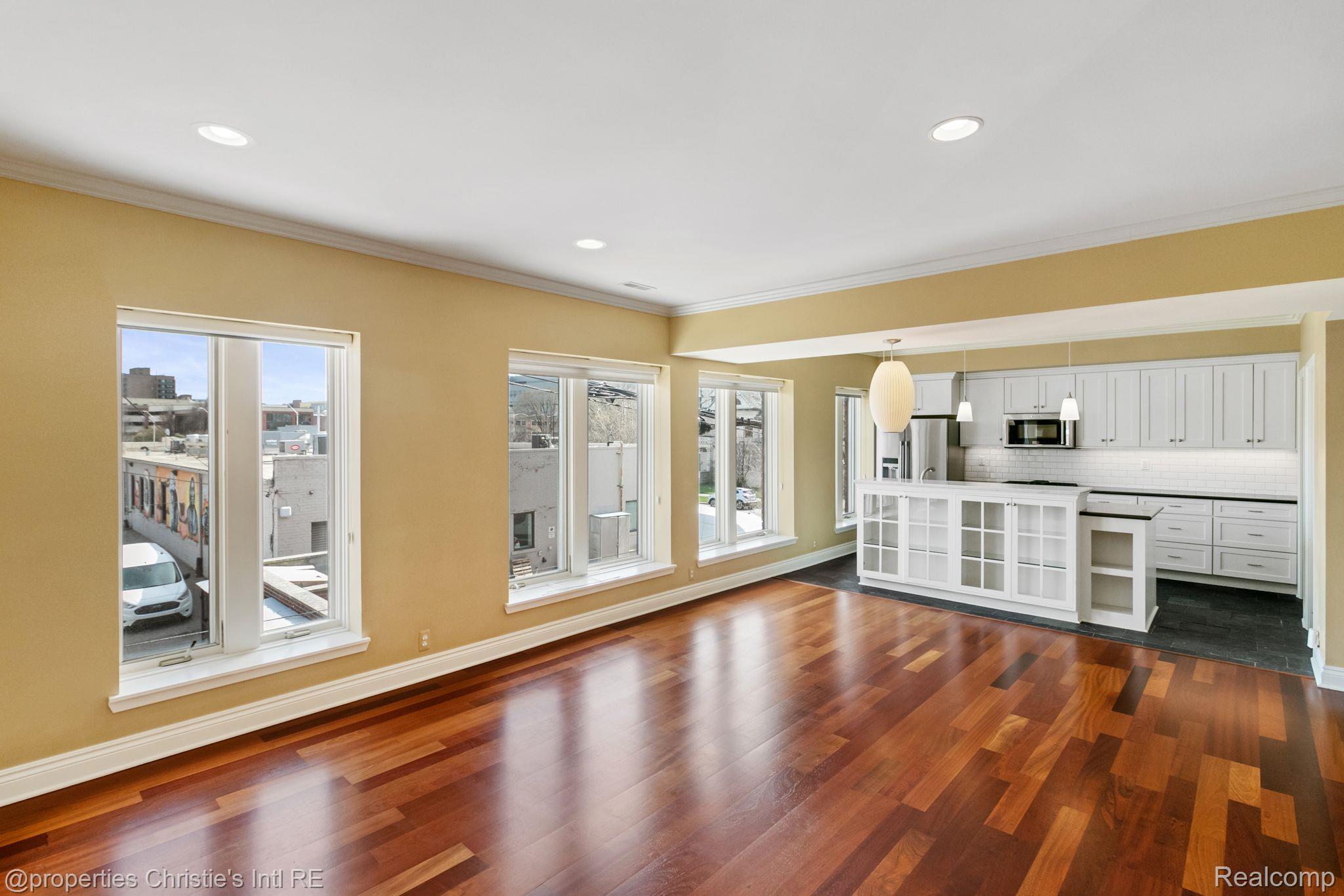 434 W ALEXANDRINE Street 207