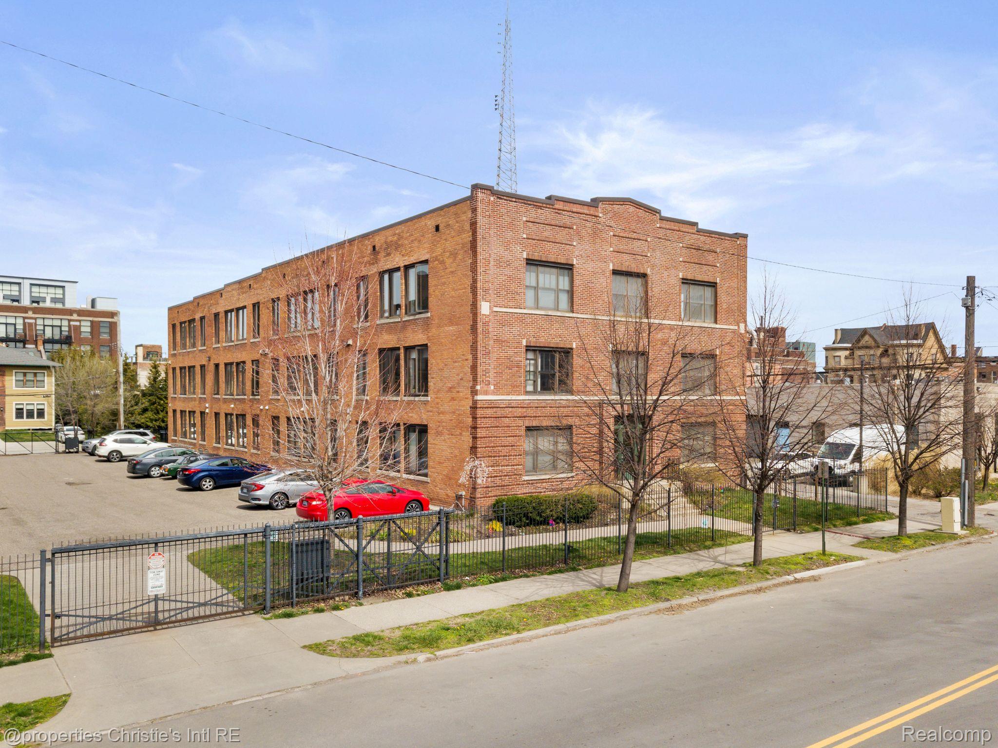 434 W ALEXANDRINE Street 207