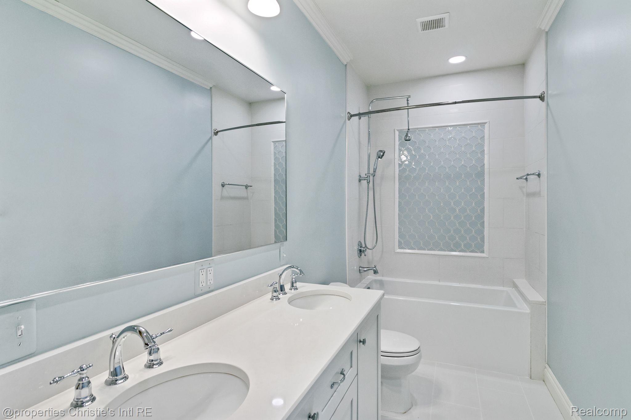 434 W ALEXANDRINE Street 207
