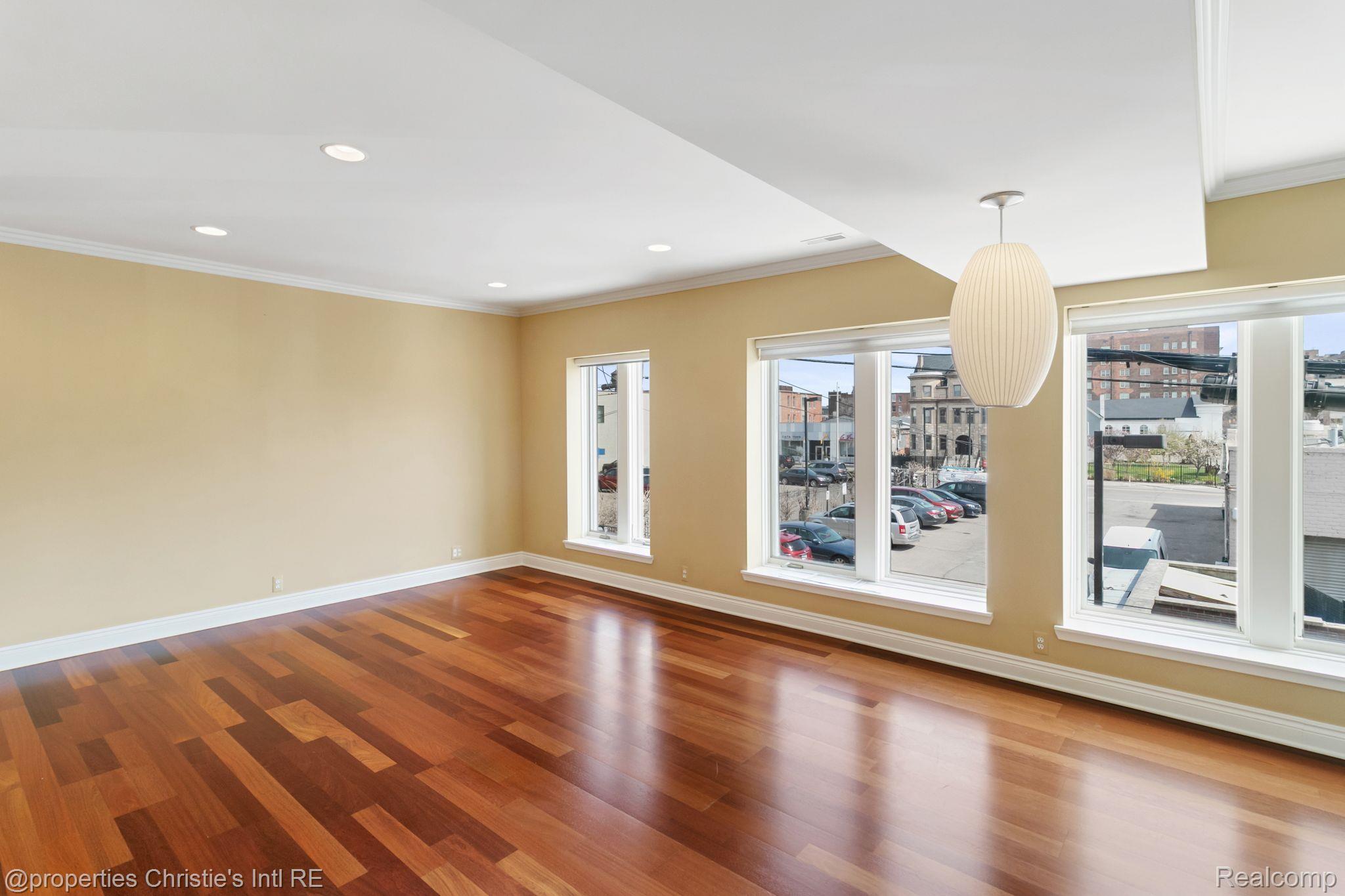 434 W ALEXANDRINE Street 207