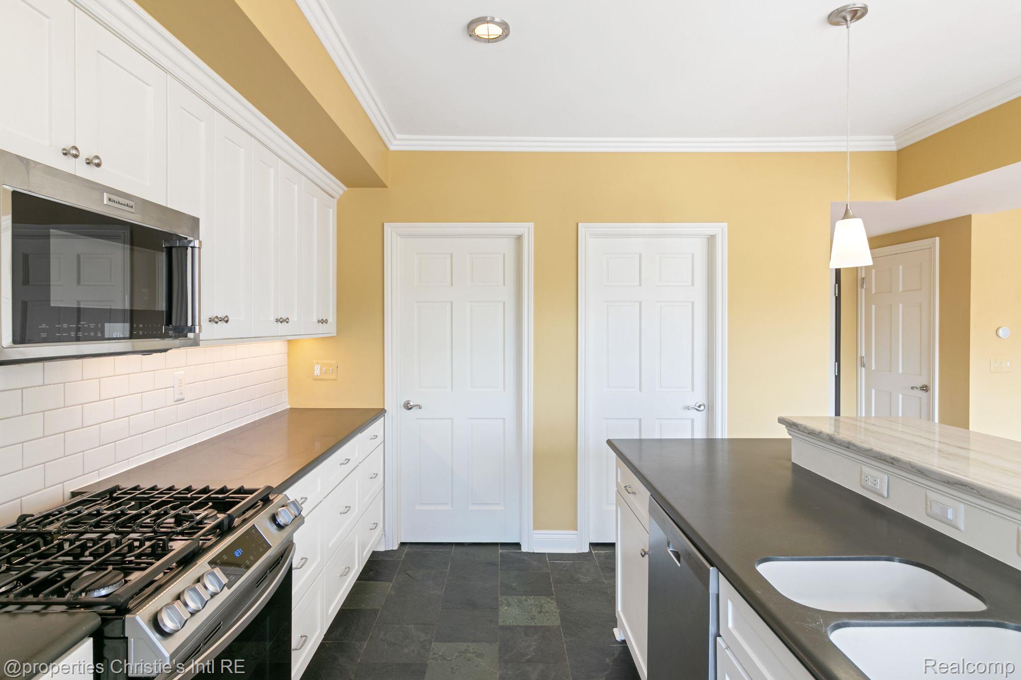 434 W ALEXANDRINE Street 207