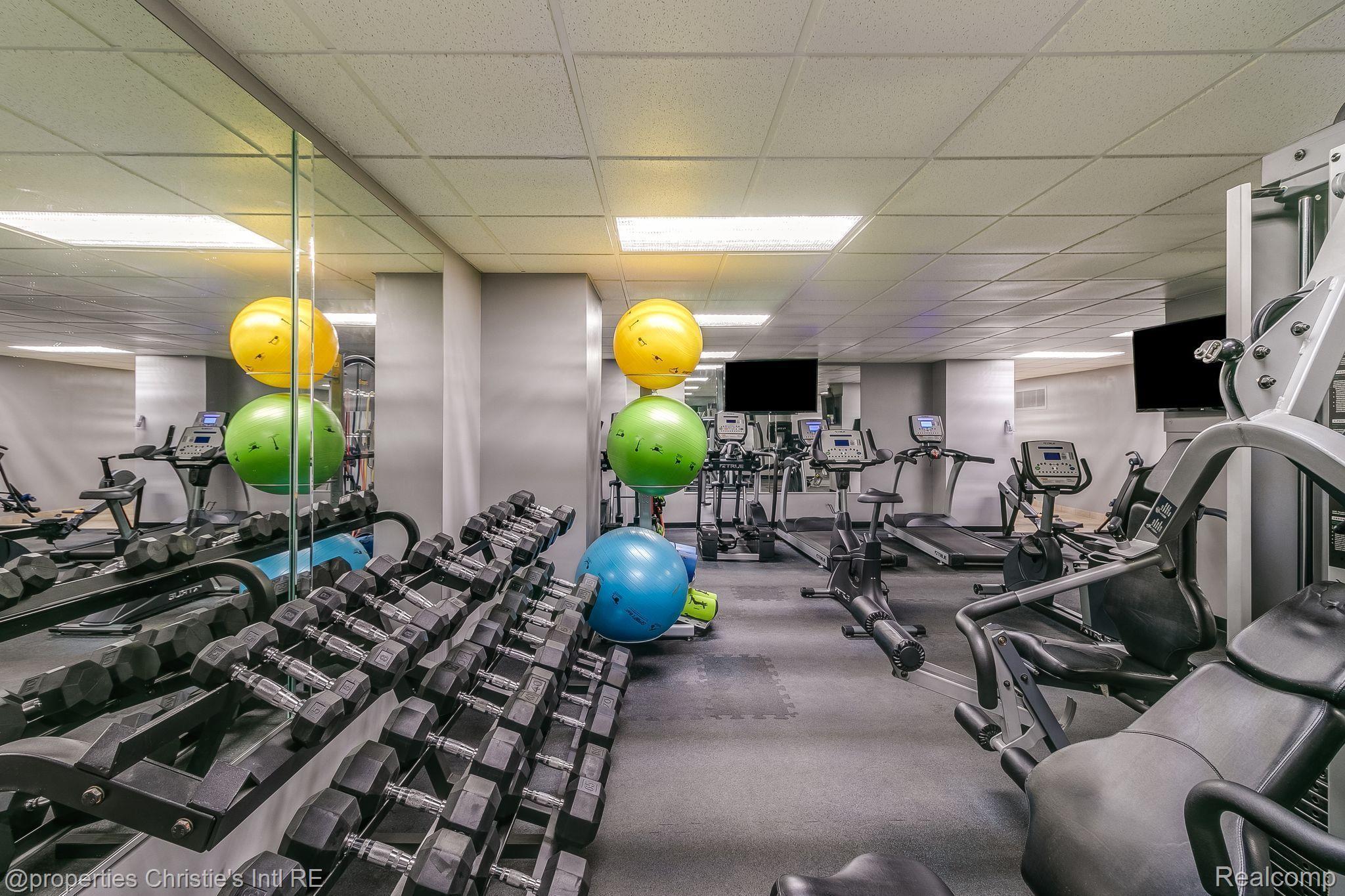 15 E KIRBY Street 404
