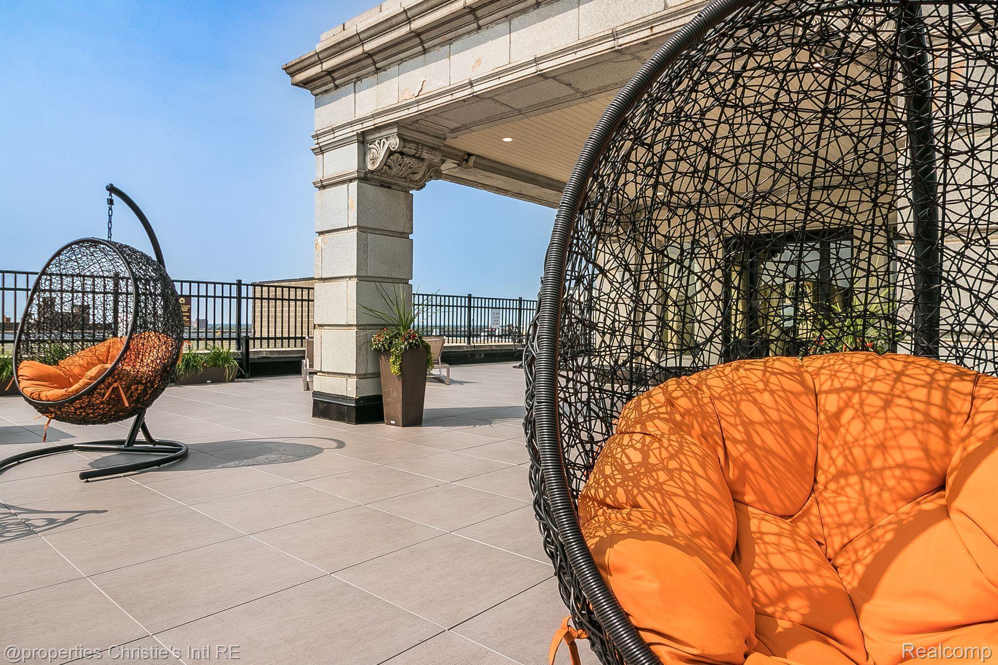 15 E KIRBY Street 404