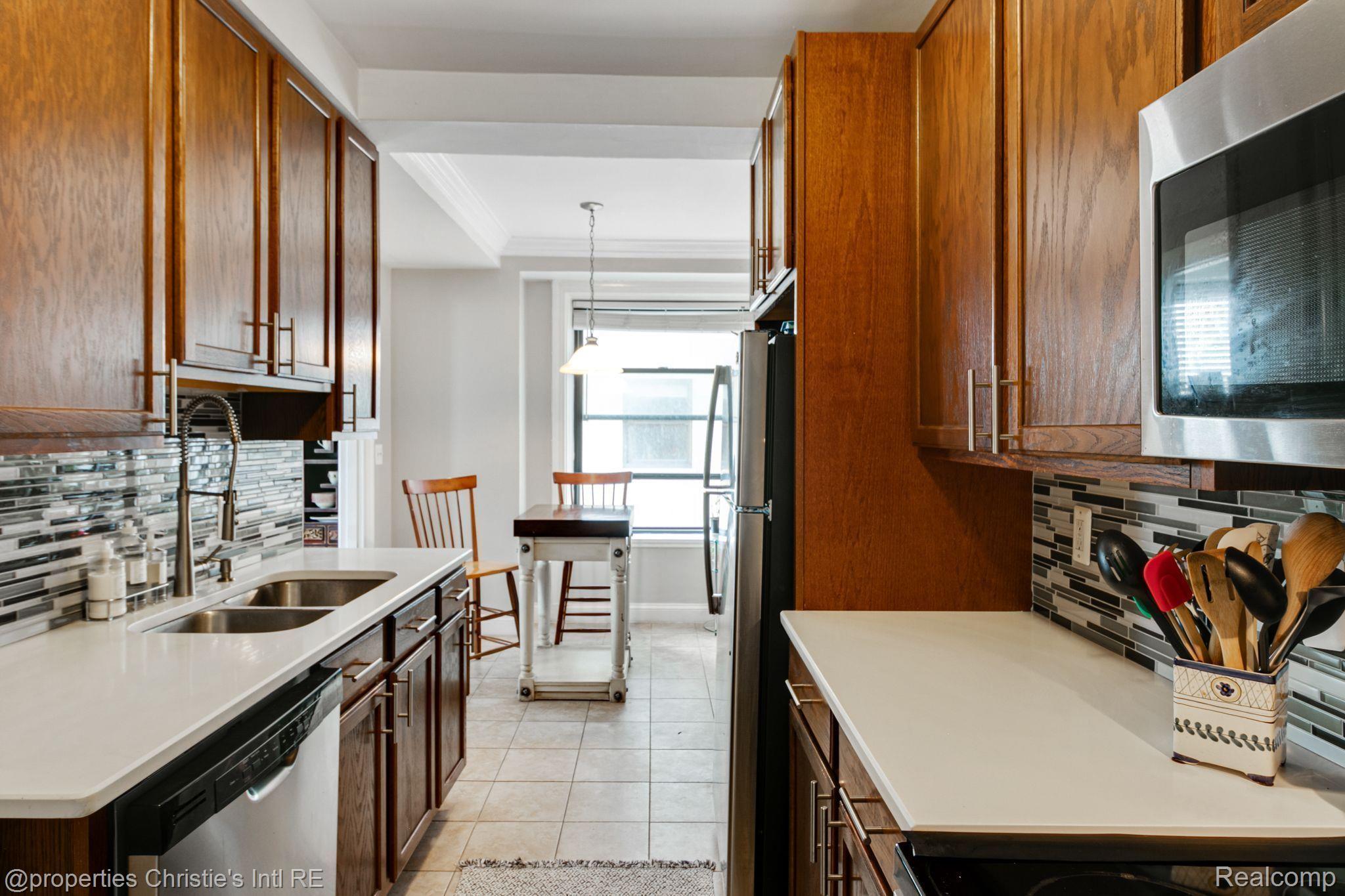 15 E KIRBY Street 404