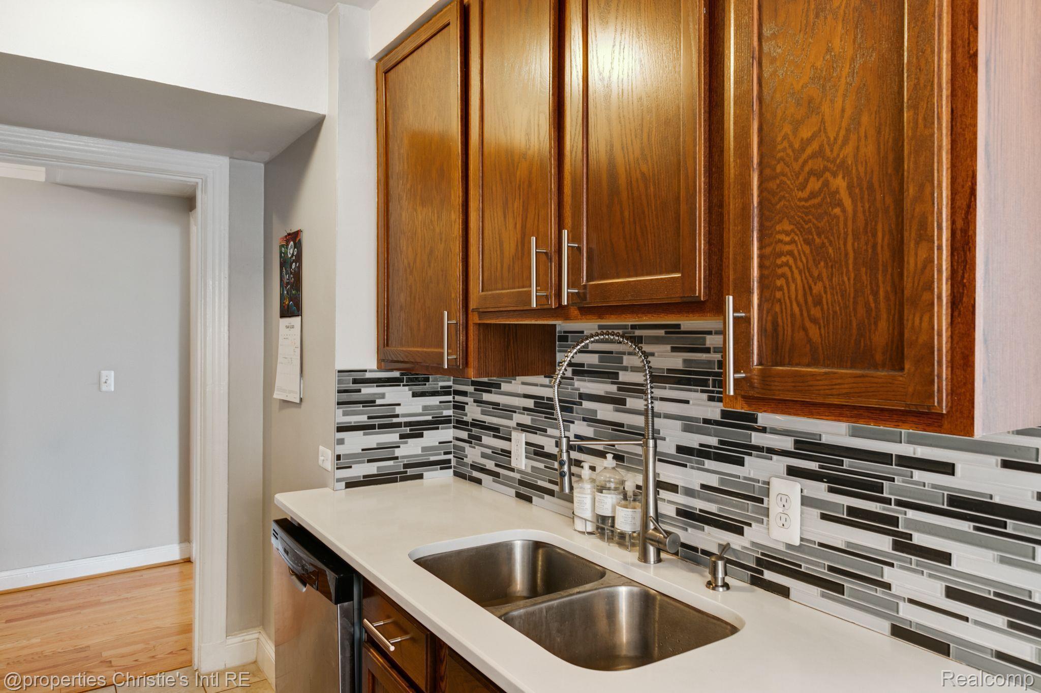 15 E KIRBY Street 404