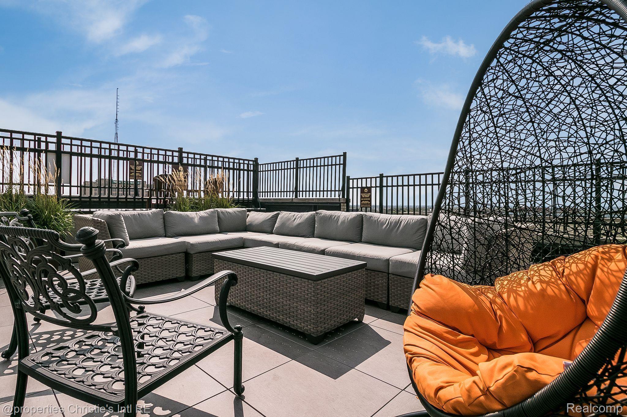 15 E KIRBY Street 404