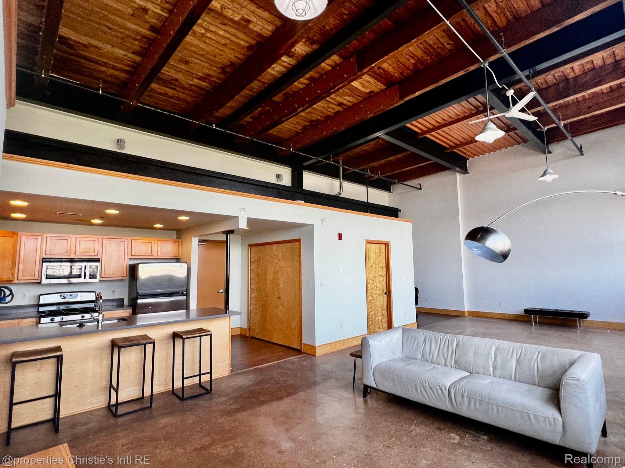 3434 RUSSELL Street 27-207