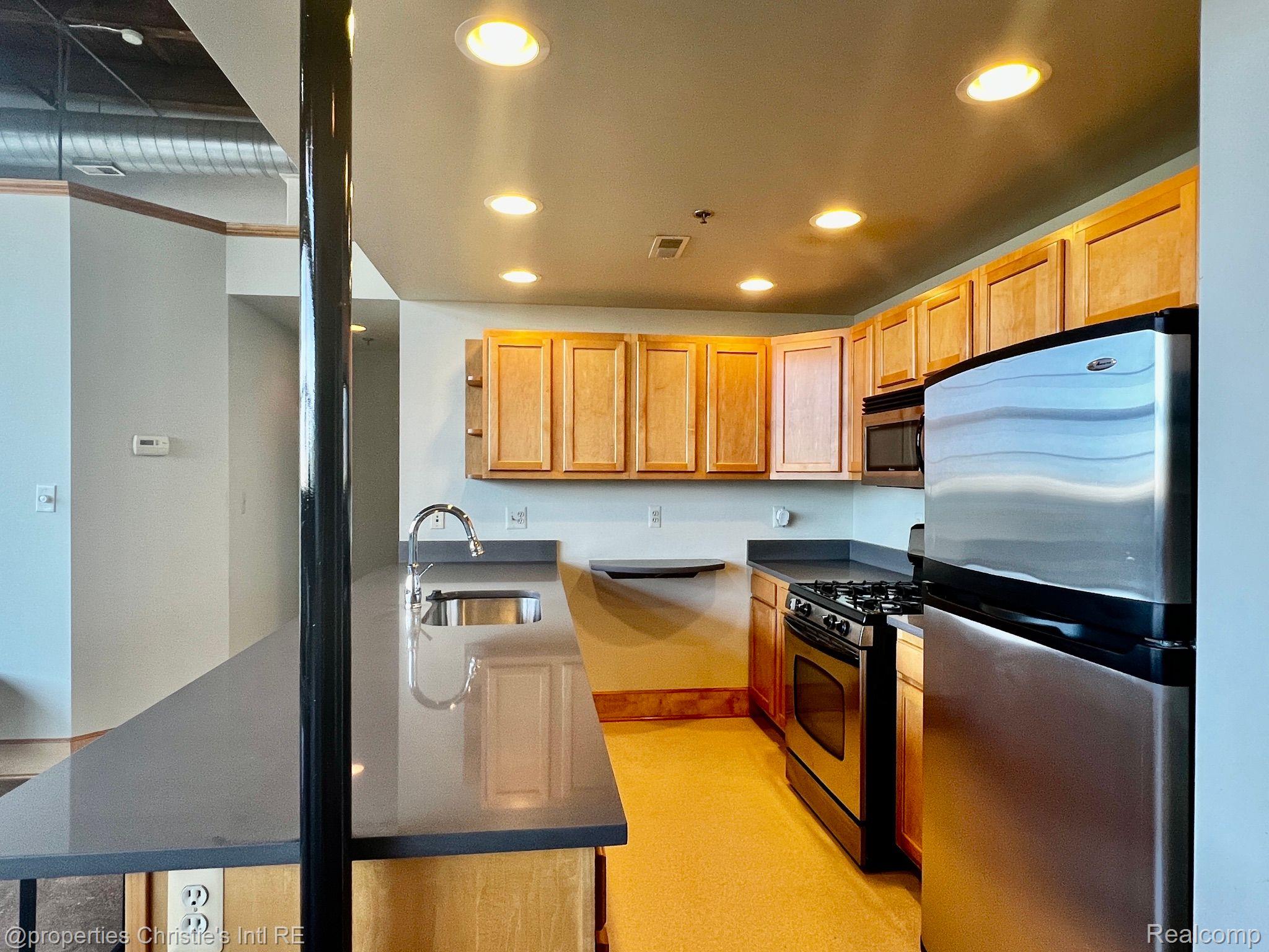 3434 RUSSELL Street 27-207