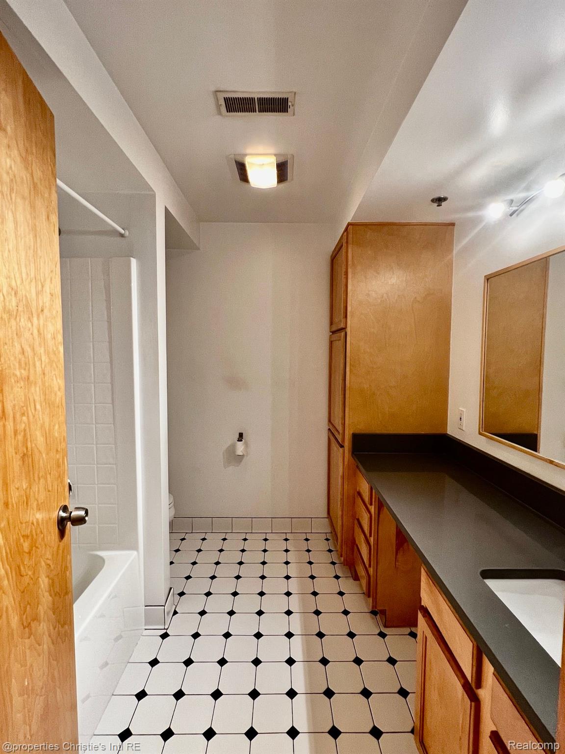 3434 RUSSELL Street 27-207