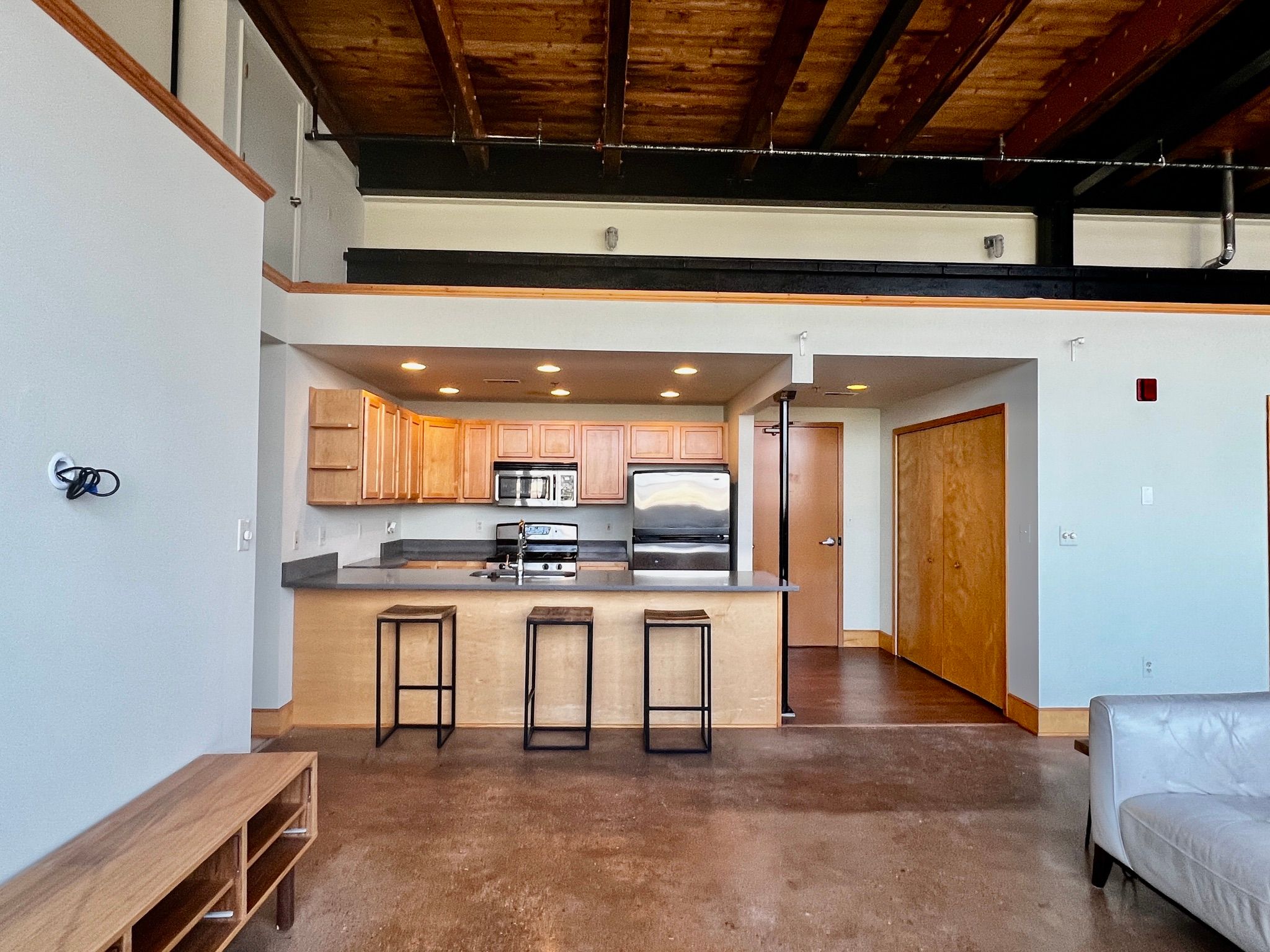3434 RUSSELL Street 27-207