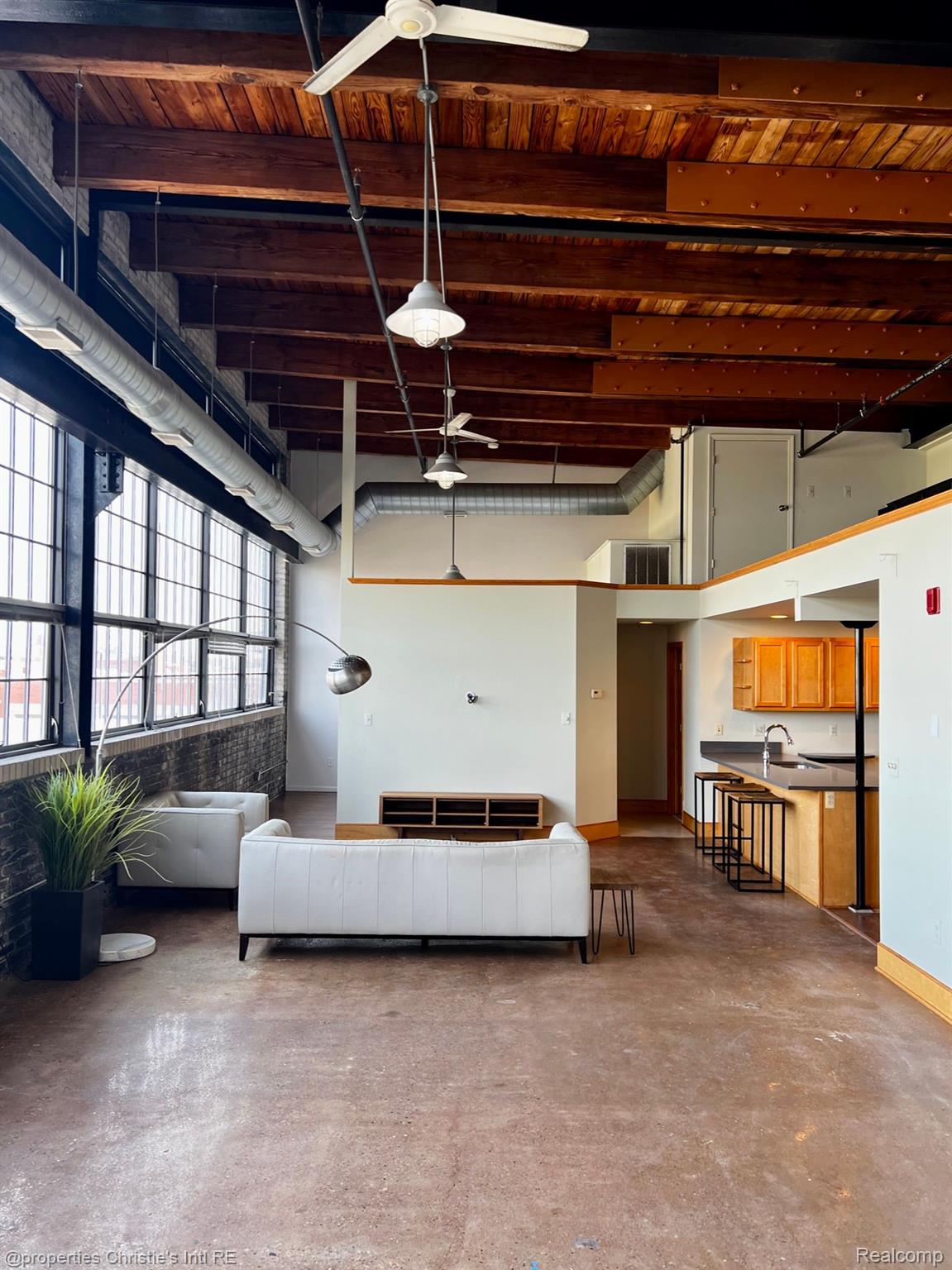 3434 RUSSELL Street 27-207