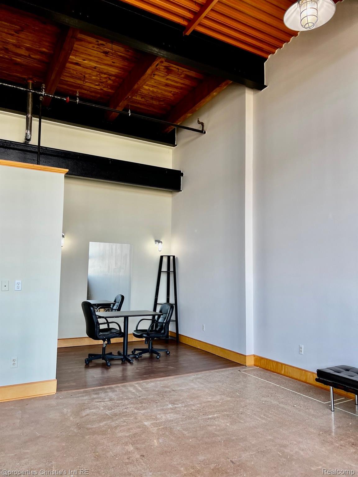 3434 RUSSELL Street 27-207