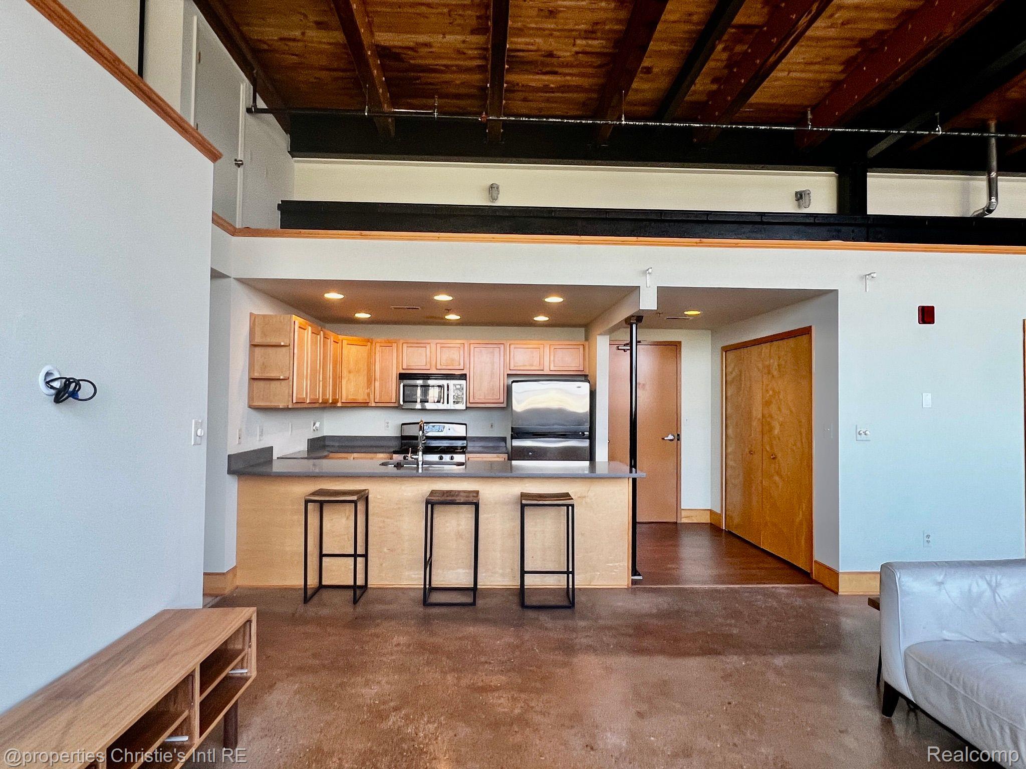 3434 RUSSELL Street 27-207