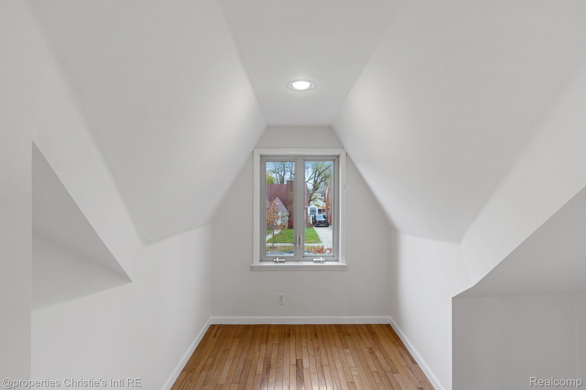 15481 LINDSAY Street