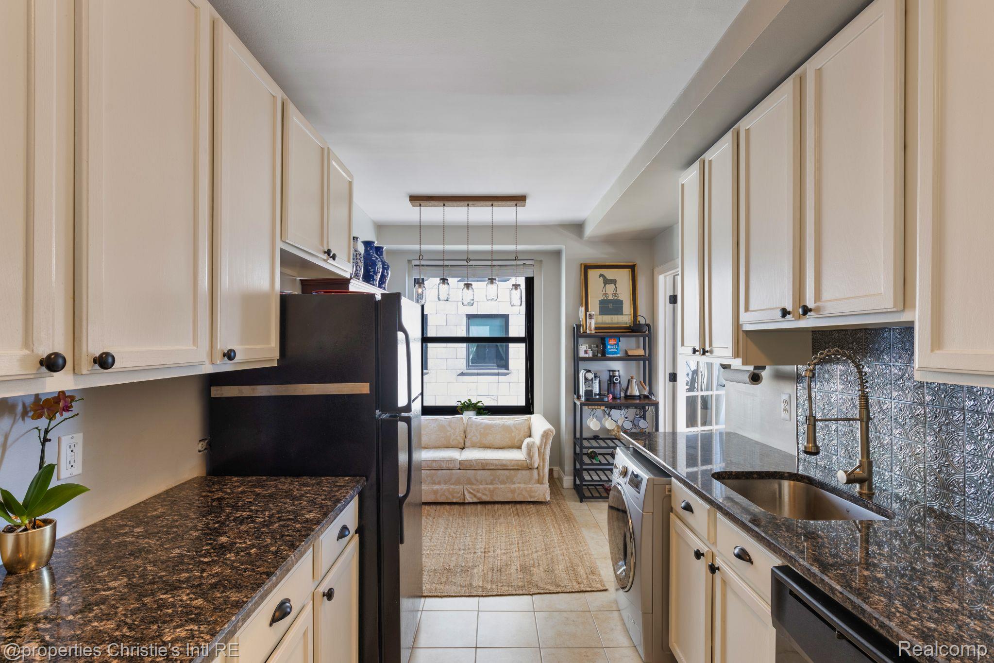 15 E KIRBY Street 710